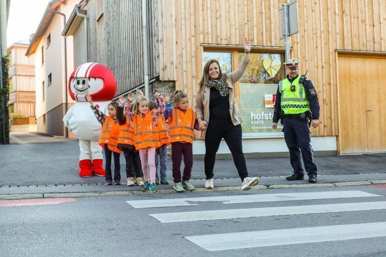 Sicher sichtbar: VN-Warnwesten für Vorarlbergs Kindergartenkinder