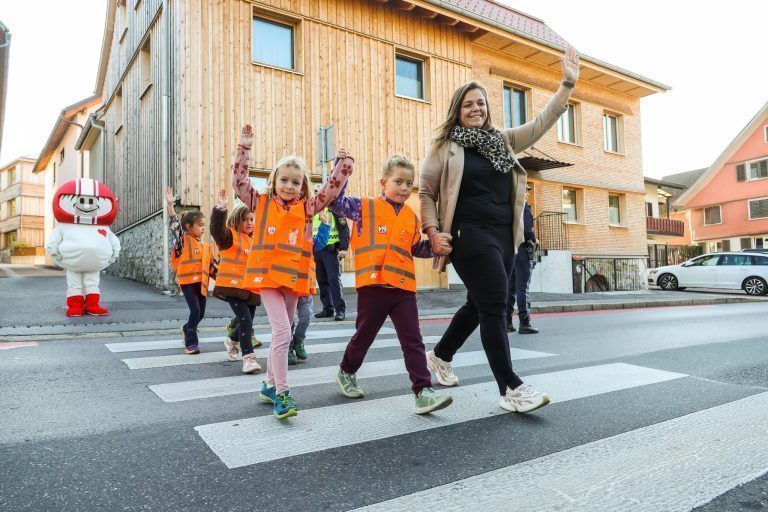 Sicher sichtbar: VN-Warnwesten für Vorarlbergs Kindergartenkinder