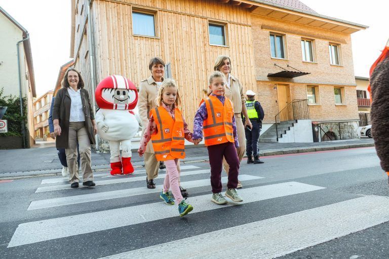 Sicher sichtbar: VN-Warnwesten für Vorarlbergs Kindergartenkinder