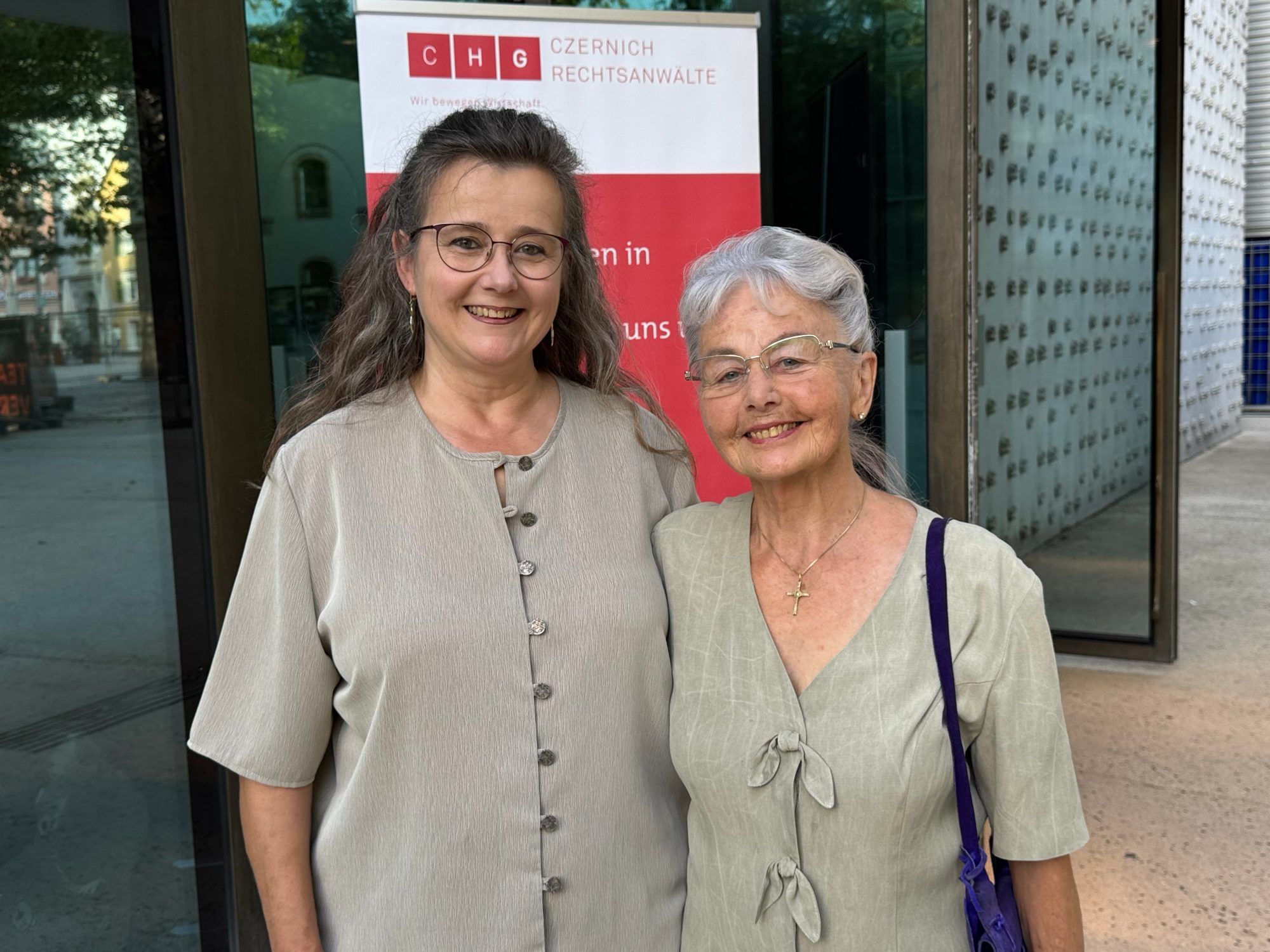 Doris Haidlen mit Gerda Birnbaumer.