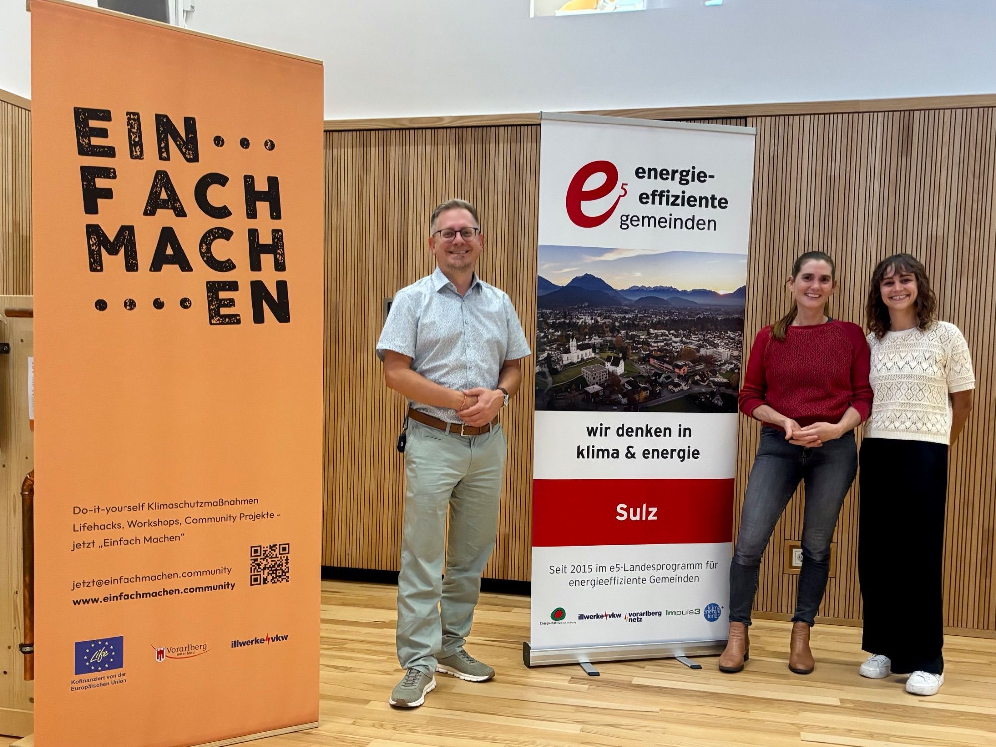 Michael Schnetzer, Antje Wagner und die Referentin Verena Engstler gestalten den Abend im Kubus Kindercampus.