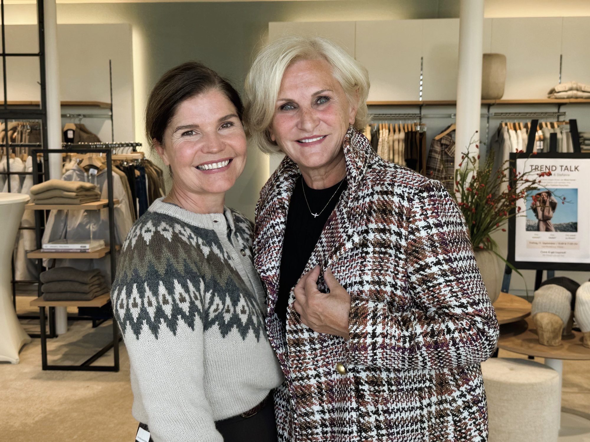 Shop-Leiterin Birgit Moosbrugger mit Tescha Zuber.