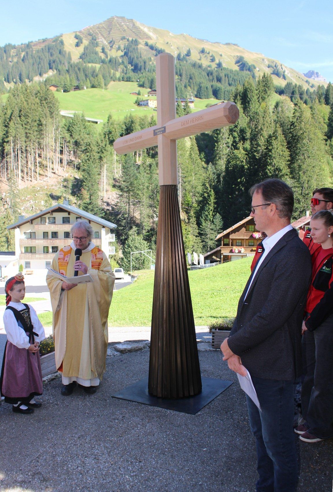 So wie das Gipfelkreuz, das Jodok Felder im Vorjahr für die Höferspitze (im Hintergrund) fertigte, ist auch das Kreuz für die