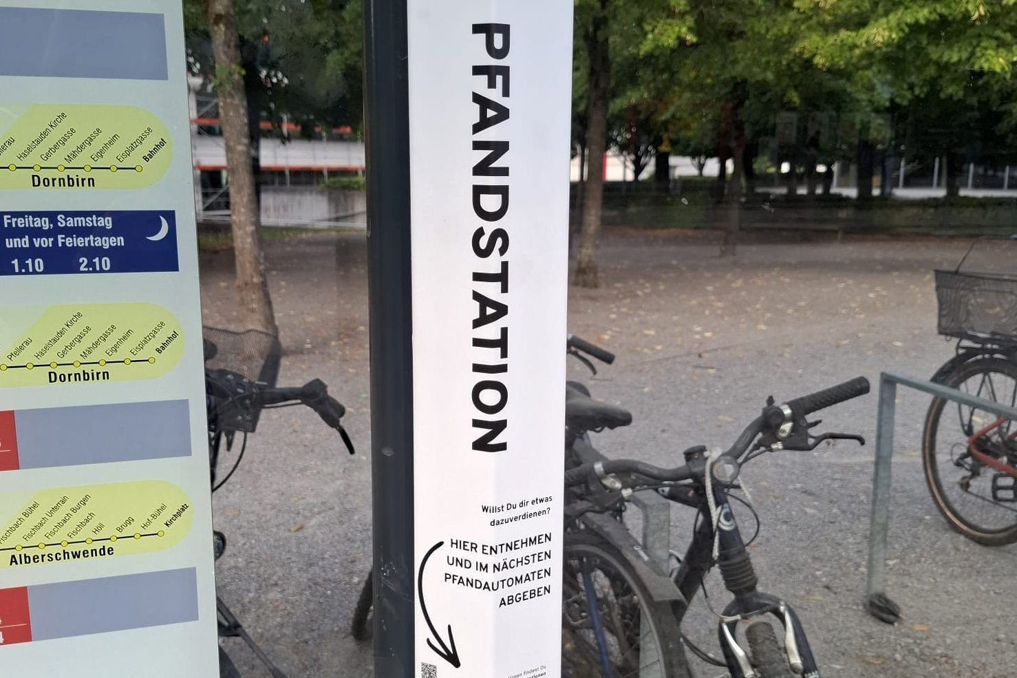 Die Pfandstationen finden sich bei der Bushaltestelle Rathaus/CUBUS sowie an der Ach.