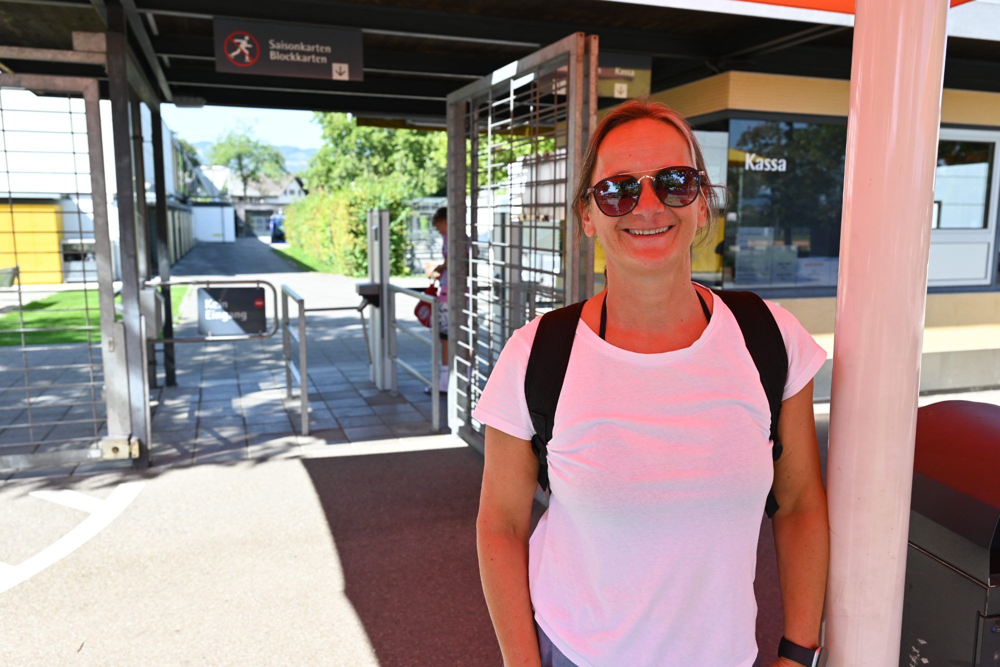 Anita Scheffknecht nutzt am Dienstag nochmals die warmen Temperaturen, um Schwimmen zu gehen.