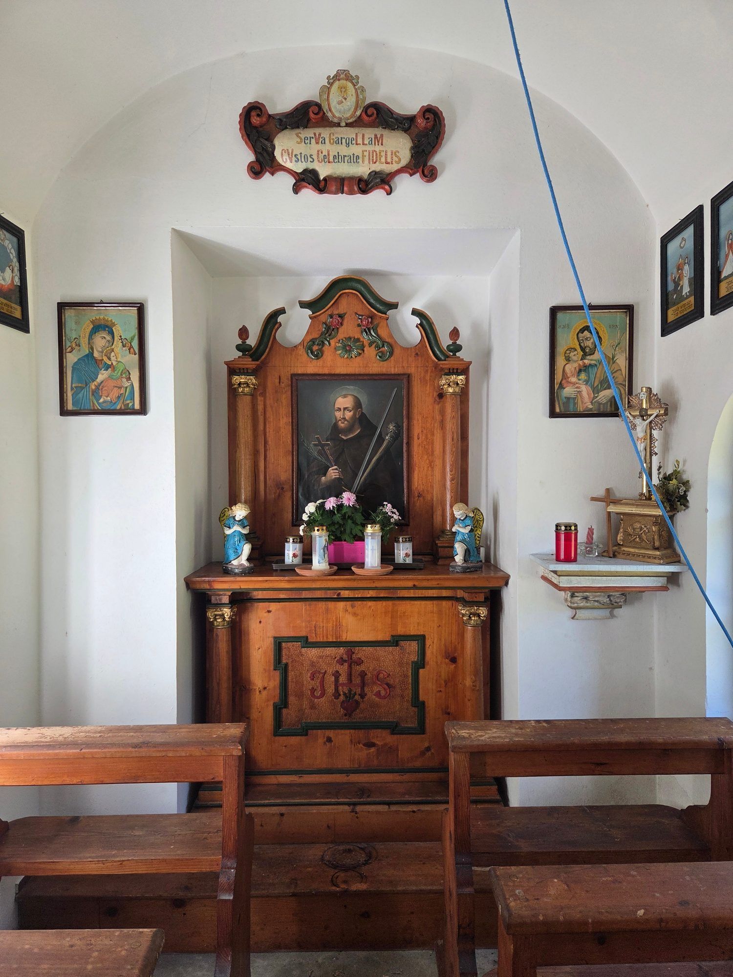 Der Innenraum der Kapelle mit dem Fidelis-Altar.