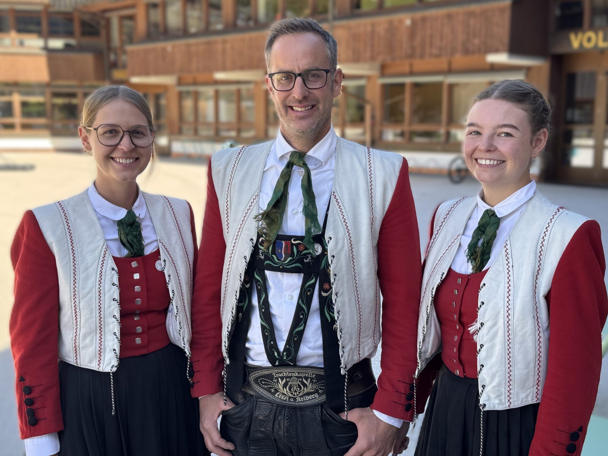 Kapellmeister Marc Gusner mit Magdalena Walch und Maria Schneider.