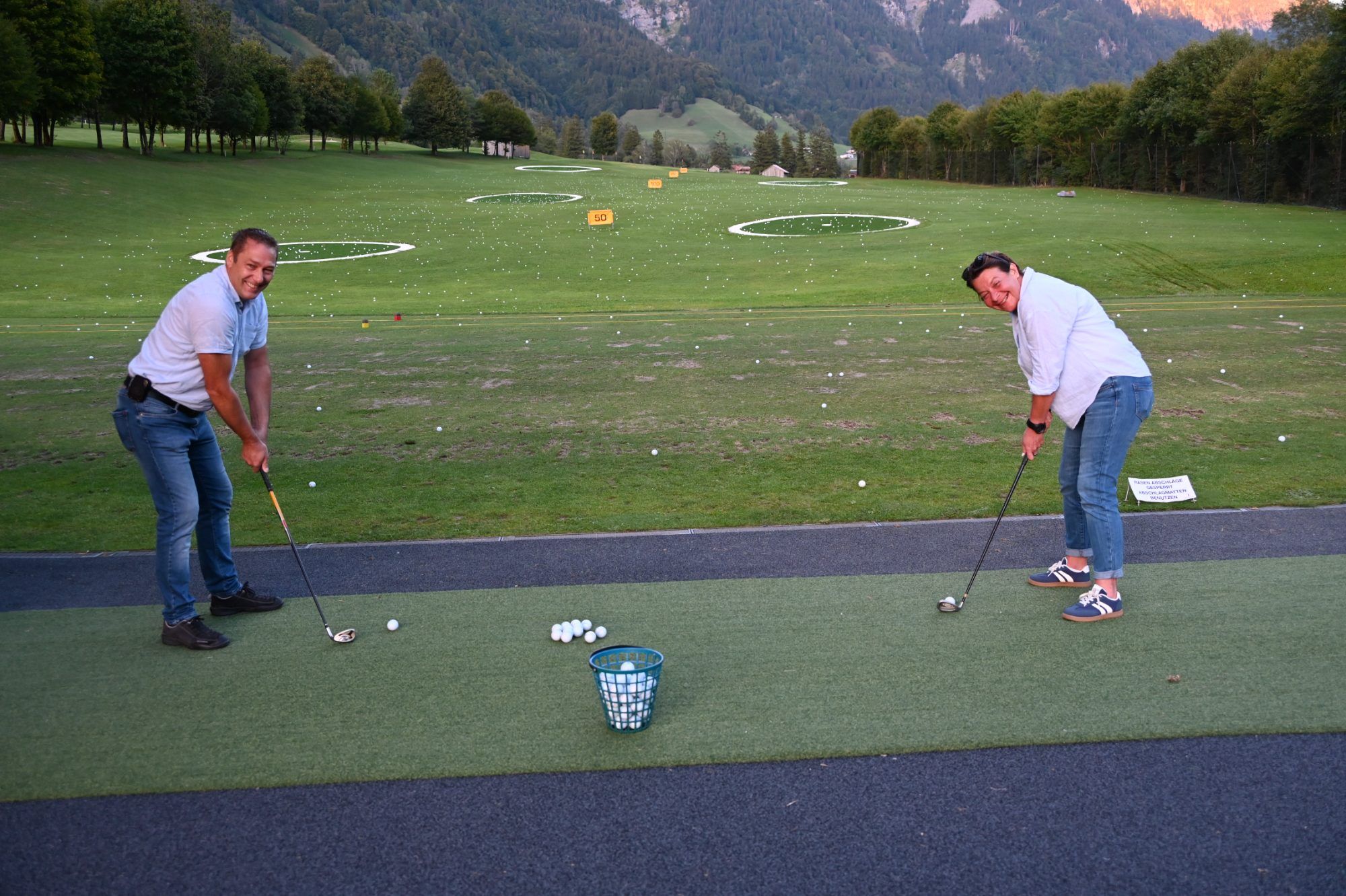Bürgermeister Martin Burtscher und Bürgermeisterin und Unternehmerin Barbara Mathies versuchten sich ebenfalls beim Golfspiel.
