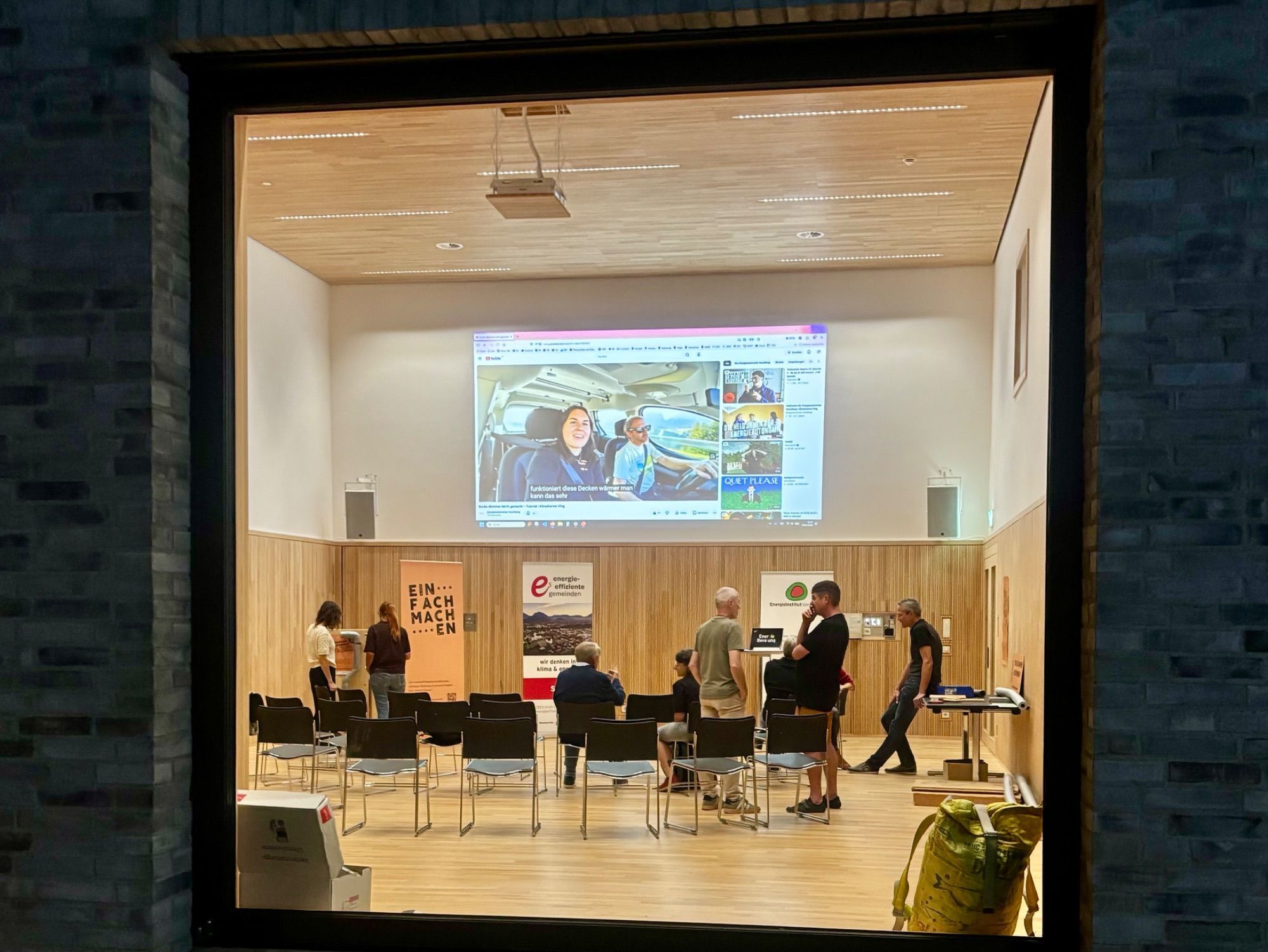 Gäste und Experten im intensiven Austausch im Kubus Kindercampus in Sulz.