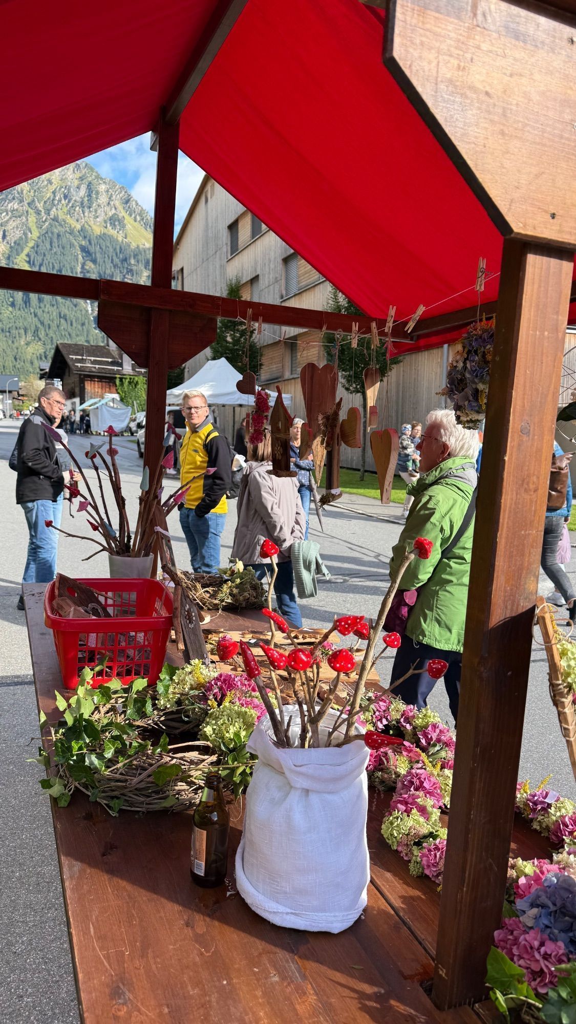 Kunst, Handwerk, Genuss, Kulinarik und mehr wird in Partenen geboten.