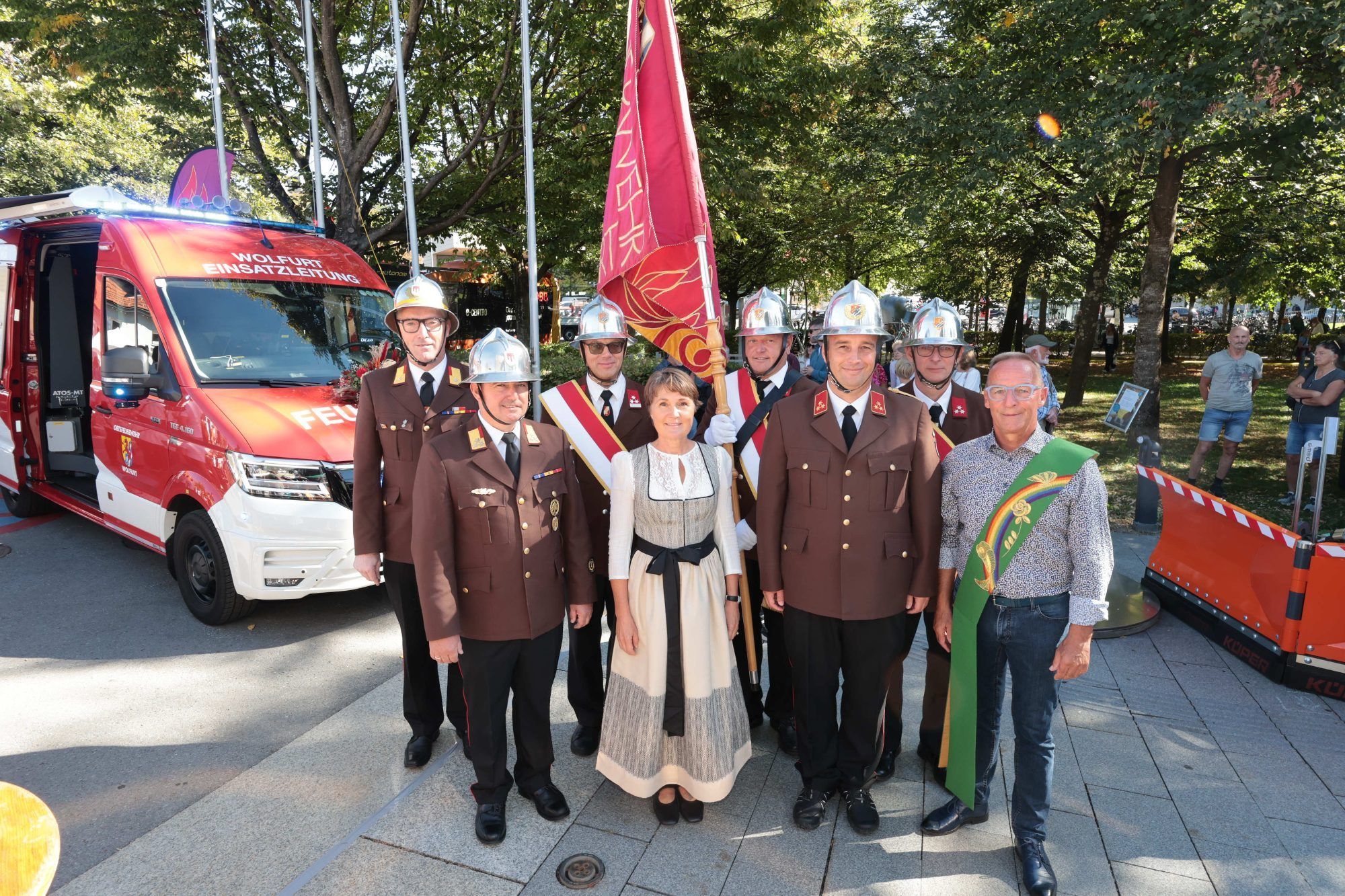 Abschnittsbrandinspektor Markus Nenning, BFI Reinhard Karg, Klaus Moosbrugger, Bgm. Angelika Moosbrugger, Fähnrich Bernd Bechter, Kommandant Johannes Battlogg, Stefan Mangele und Diakon Christoph Lang.