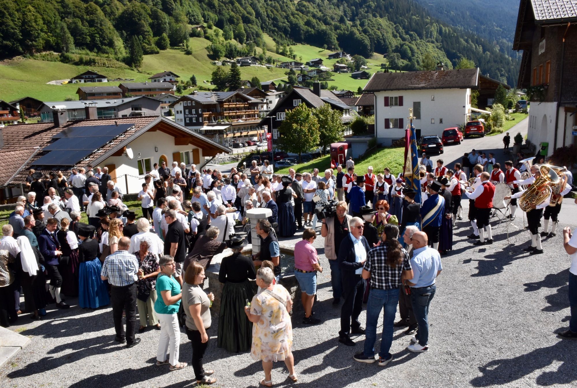 Viele Gemeindebürgerinnen und -bürger von Silbertal sowie Mitglieder des Pfarrverbandes Mittleres Montafon ließen sich die Feierlichkeiten nicht entgehen.