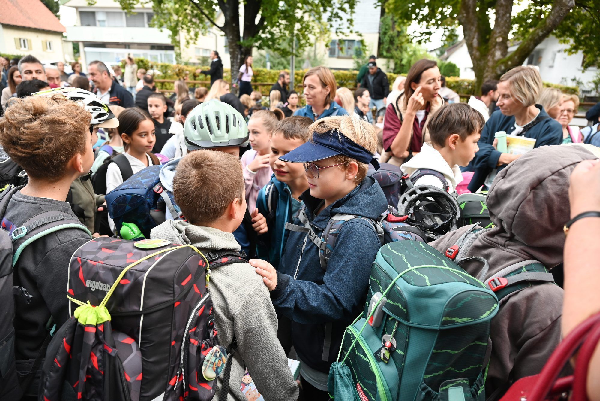 Die Kinder sind aufgeregt auf ihren ersten Schultag im neuen Gebäude.