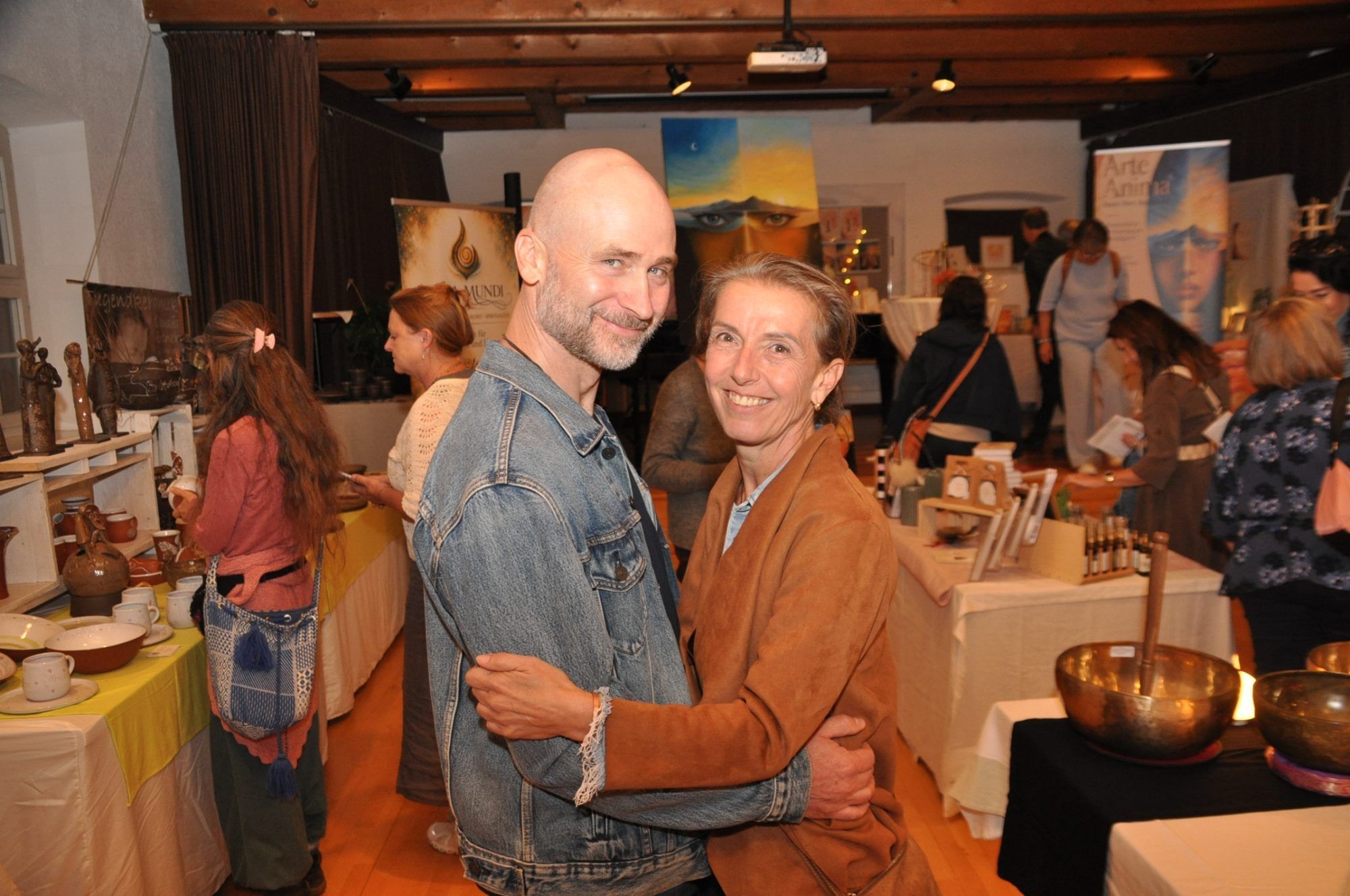 Stefan Peter und die Energetikerin Elisabeth Rosa die hier auch Klangschalen anbietet