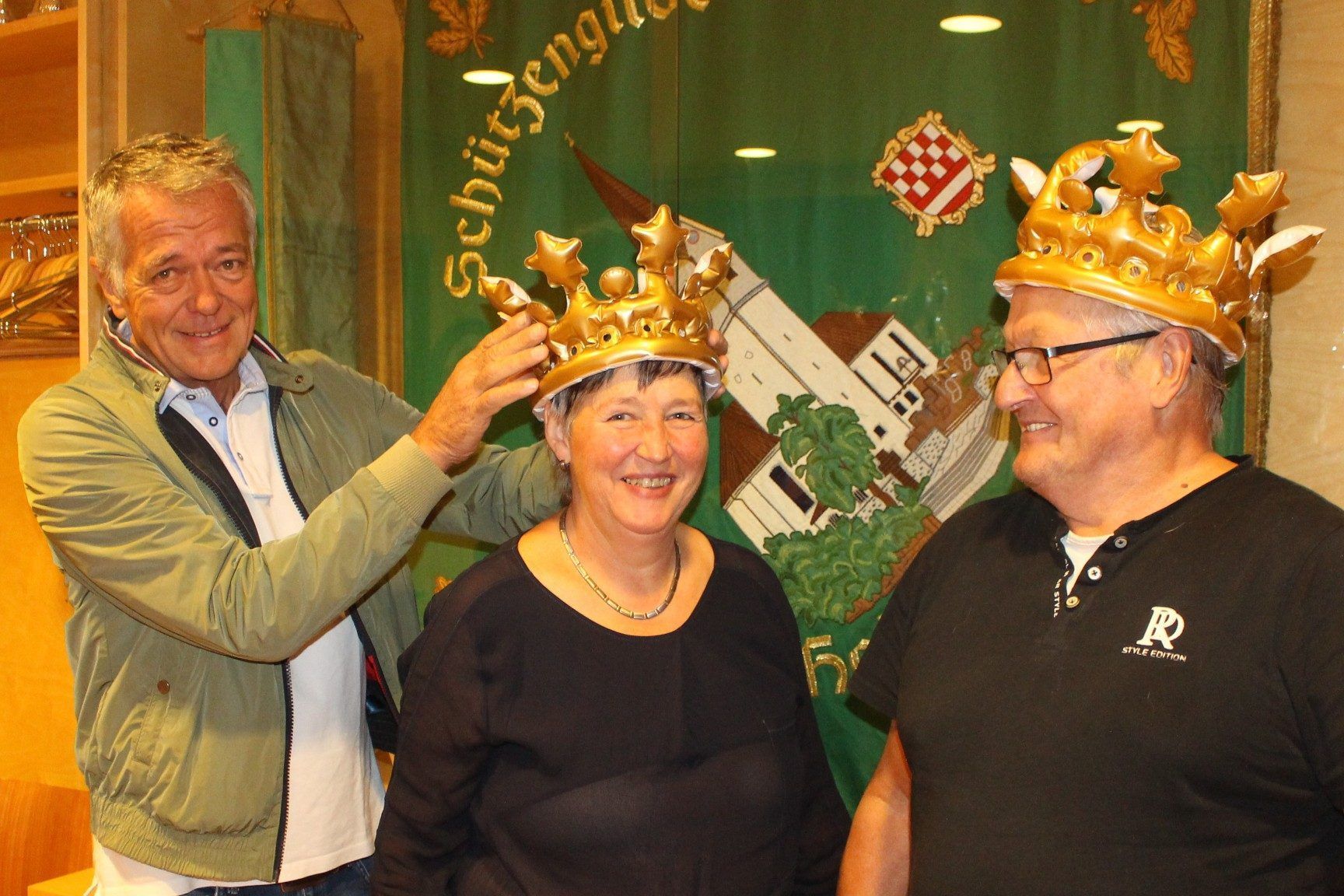 Oberschützenmeister Peter Feurstein krönt Jubiläumskönig Elmar Wetzel und Lucia Achberger, die Tagesbeste war. PETER STRAUSS