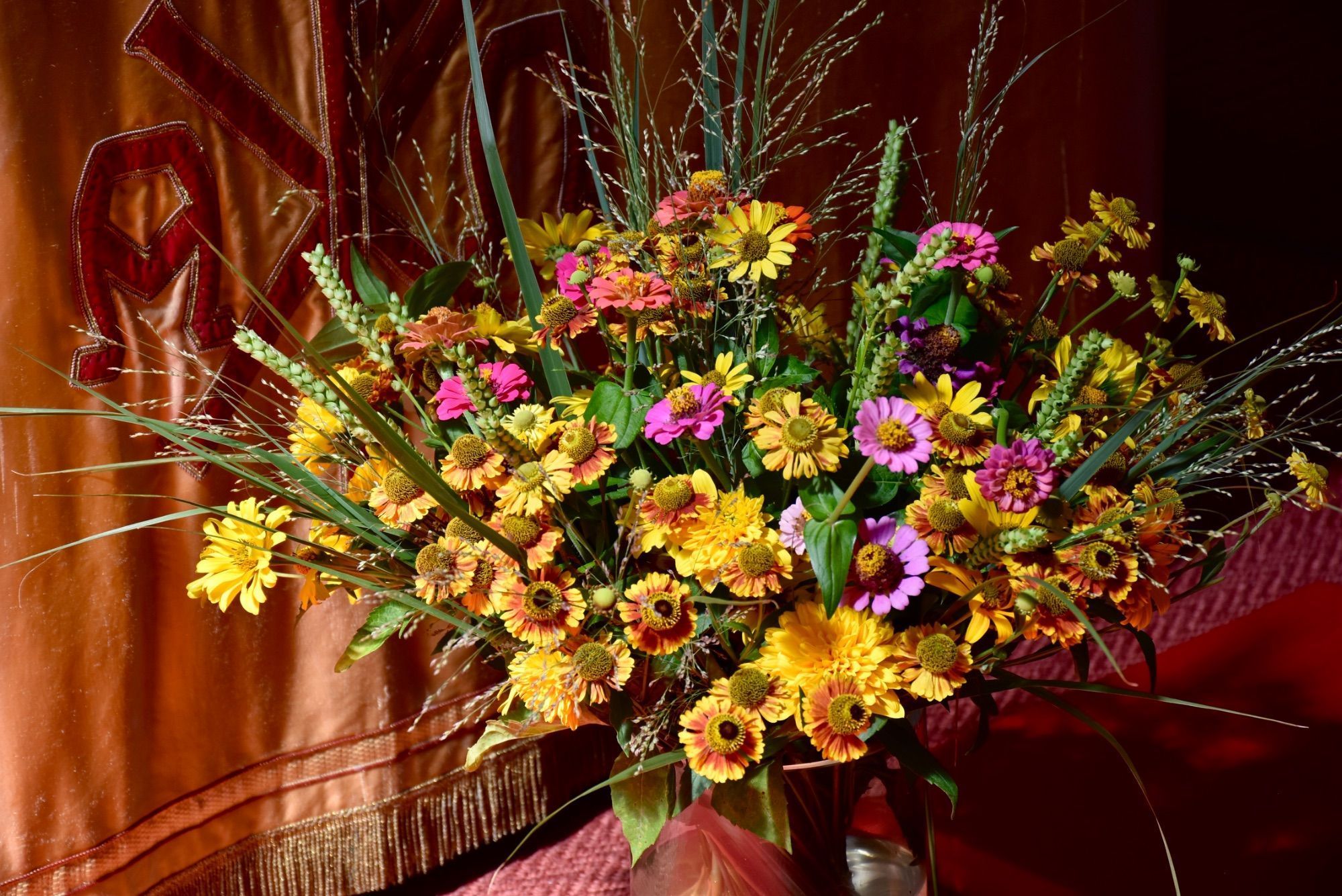 Blumen am Altar der Silbertaler Kirche.