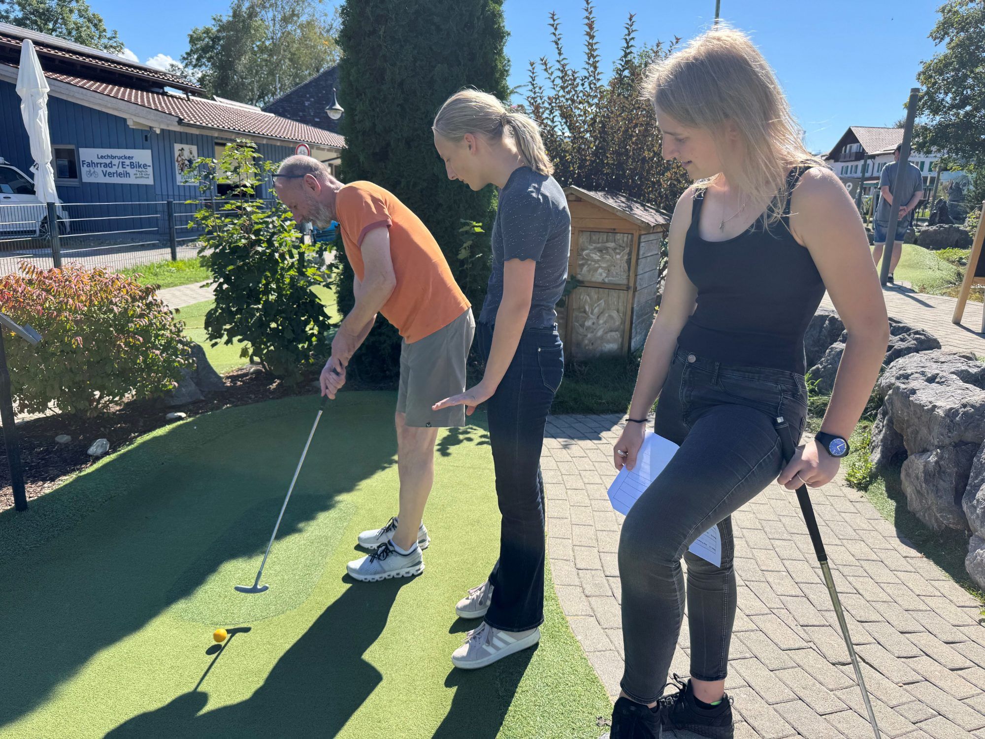 Ernst Klocker zeigte seine Golfkünste, die mindestens so gut waren, wie sein sonst frecher Schnabel. 