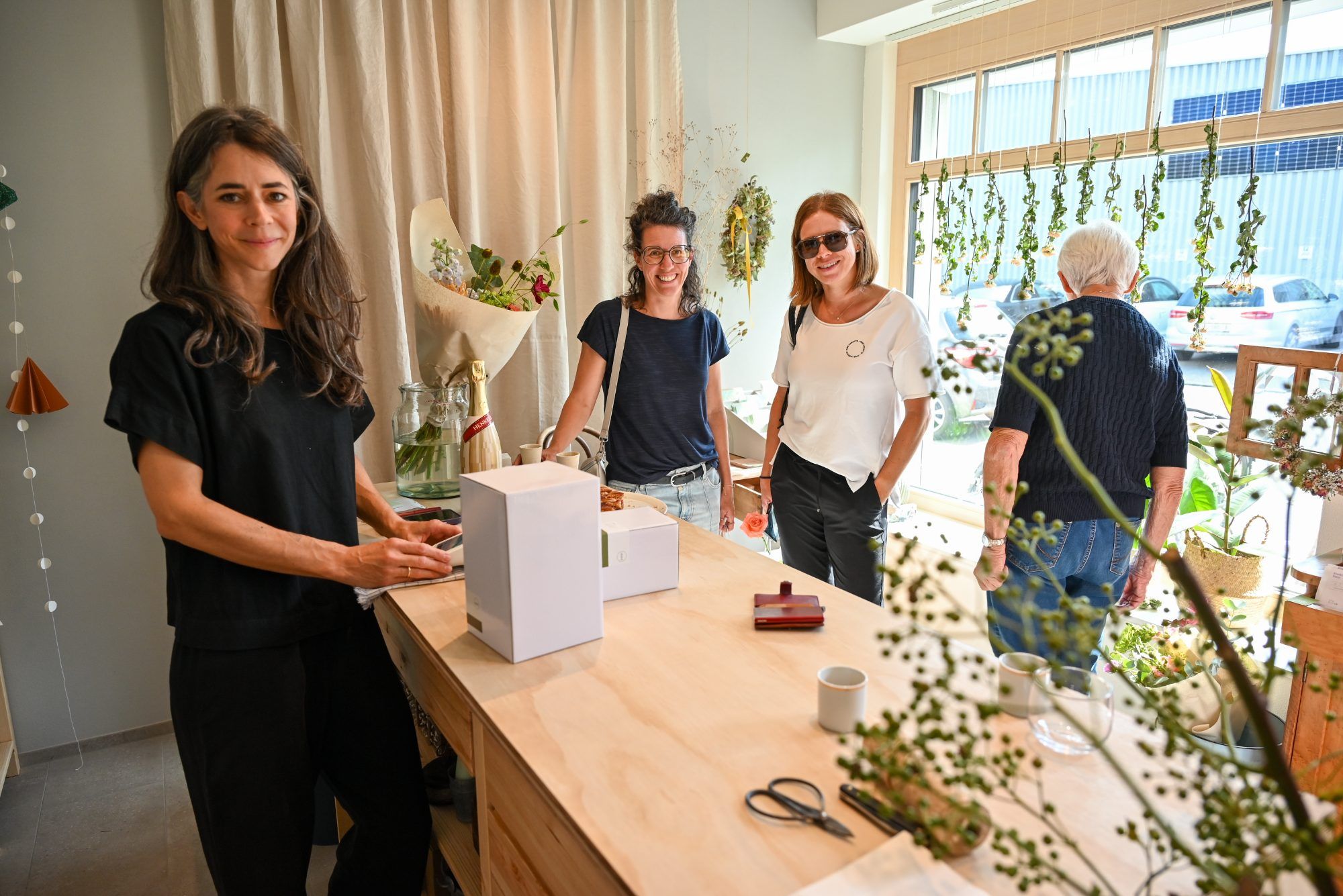 Susanne Gassner (links) eröffnete am Freitag ihr eigenes Blumengeschäft