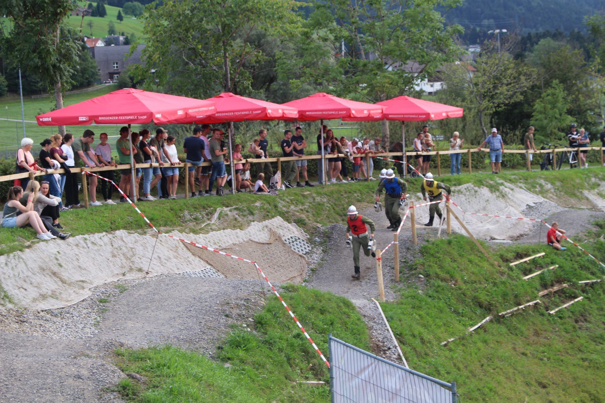 Wo sonst die Mountainbiker ihre Runden ziehen, eilen Feuerwehrler zum „Brandplatz“.
