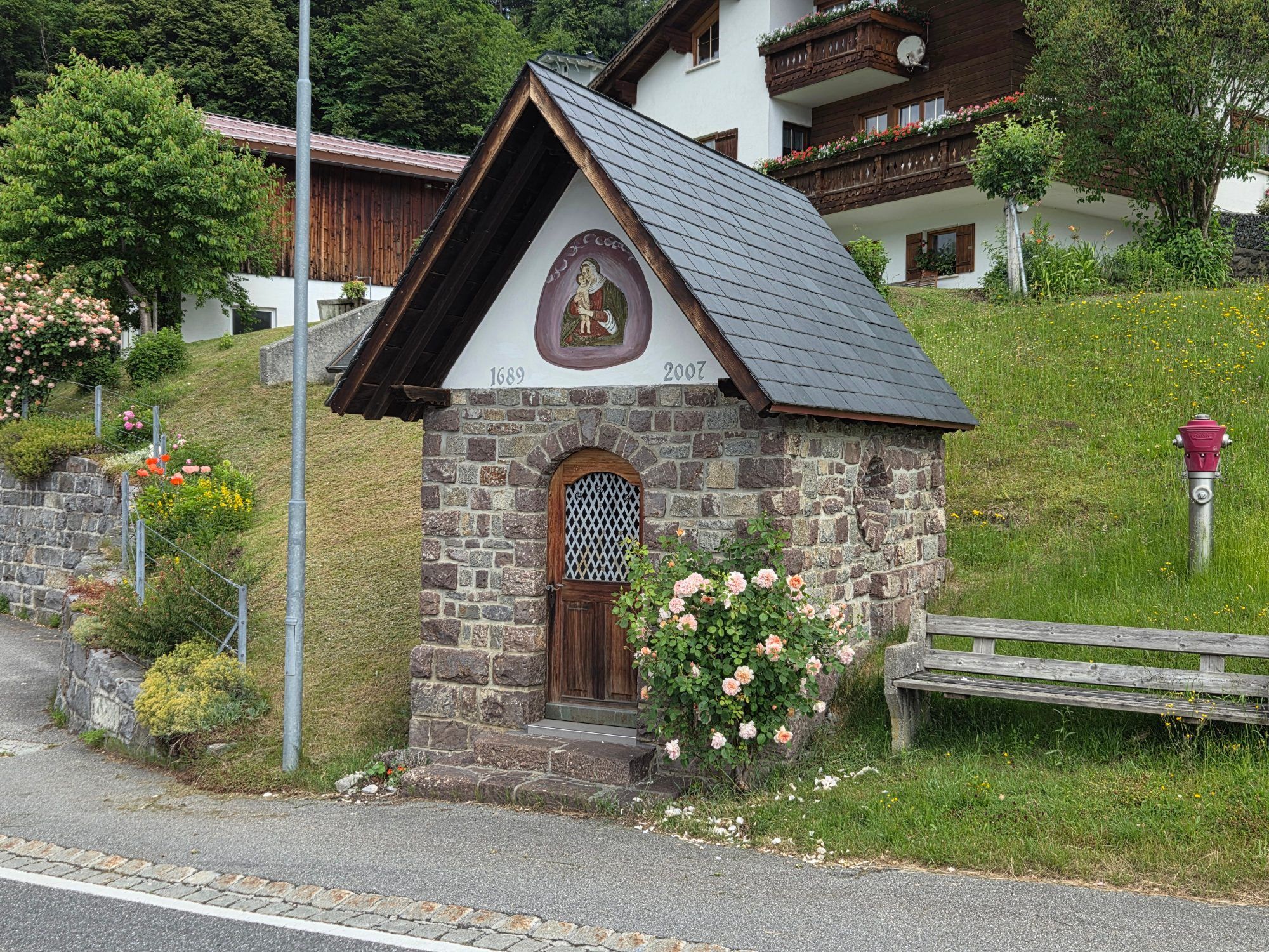 Die unverputzten Steinmauern sind das Charakteristikum der Kapelle