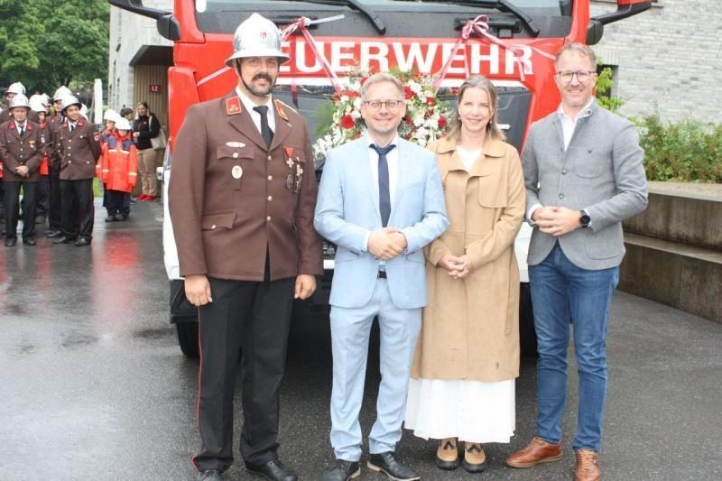 Mathias Walser, Michael Schnetzer, Gerda Schnetzer-Sutterlüty, Christian Gantner bei der Einweihung des neuen Fahrzeugs. VN-TK