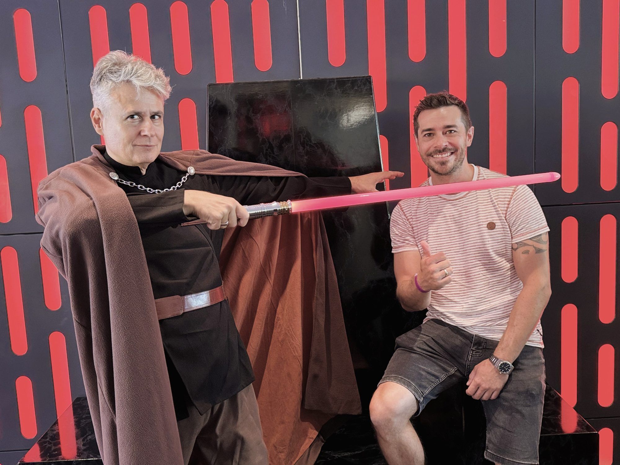 Games, fantasievolle Kostüme und spannende Schwertkämpfe