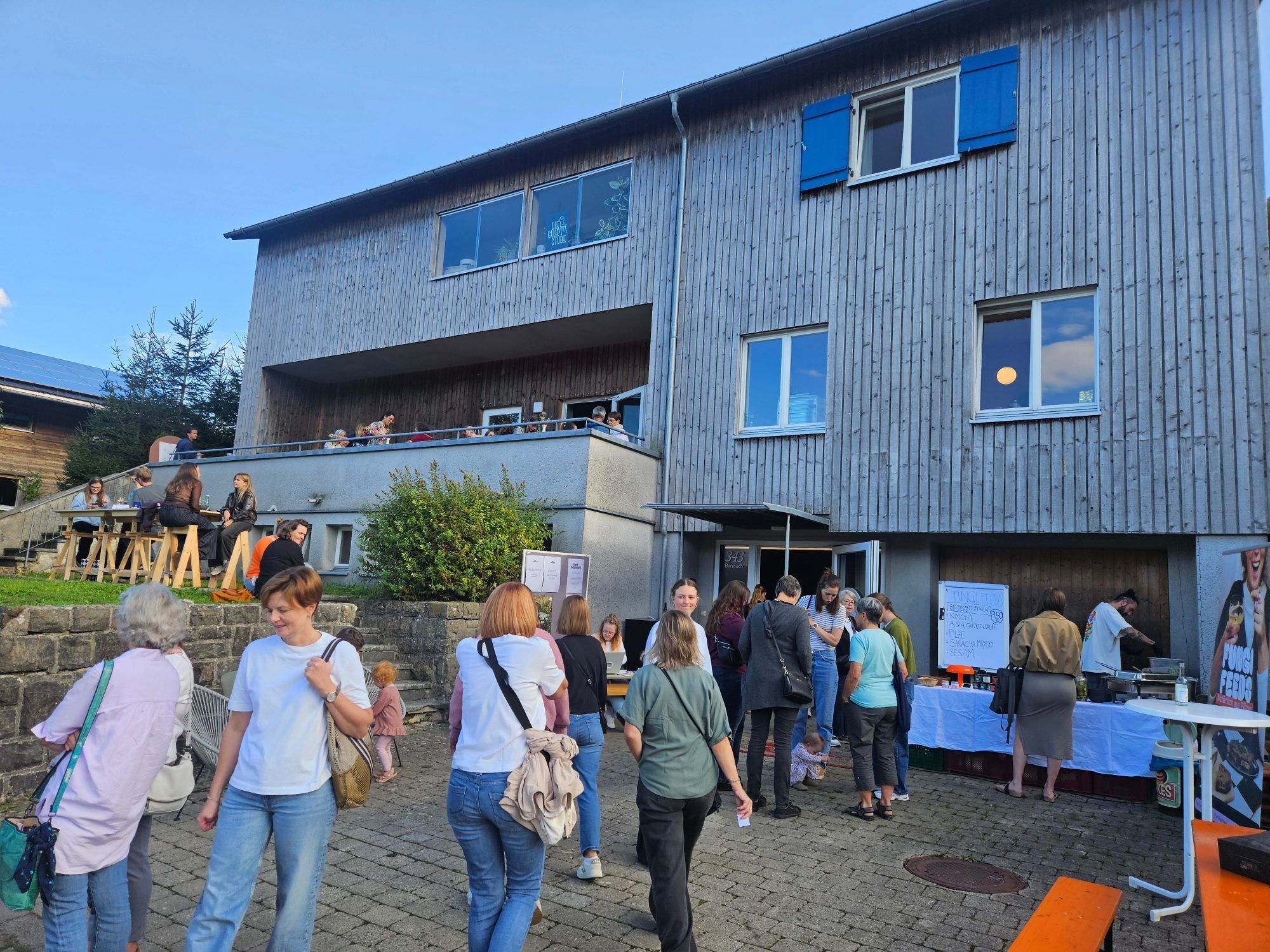 Großes Besucherinteresse in und um die „Gute Stube“.