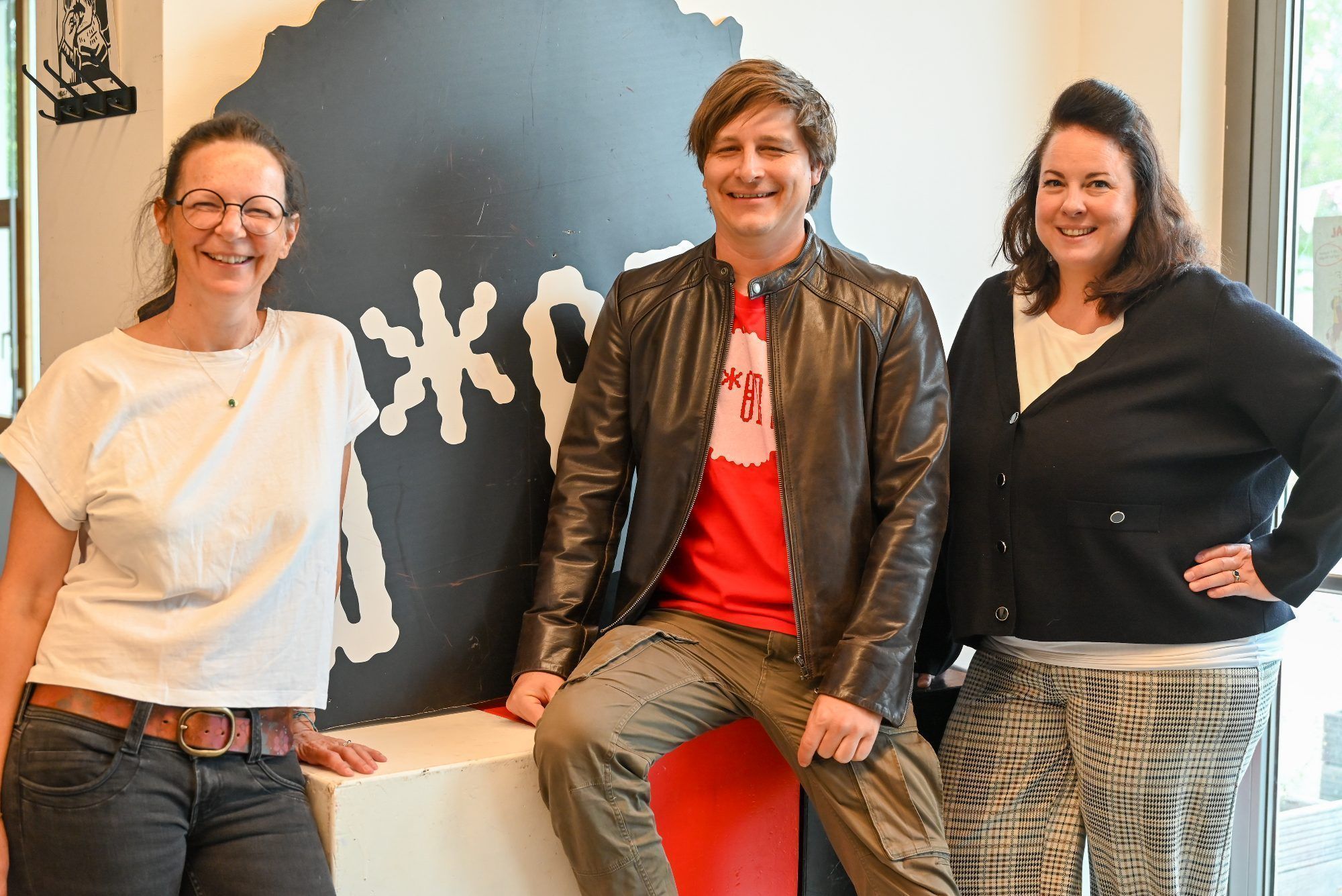 Gabi Hampson mit Beirat Christoph Hofer und Obfrau Rebecca Emberson-Borufka freuen sich über den ersten Platz des Bank Austria Sozialpreises.