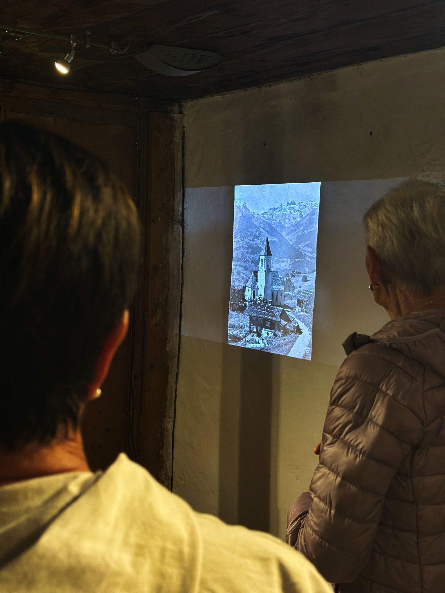 Blick in die neue Sonderausstellung „WANDEL AM BÄRG“ im Museum Frühmesshaus Bartholomäberg.