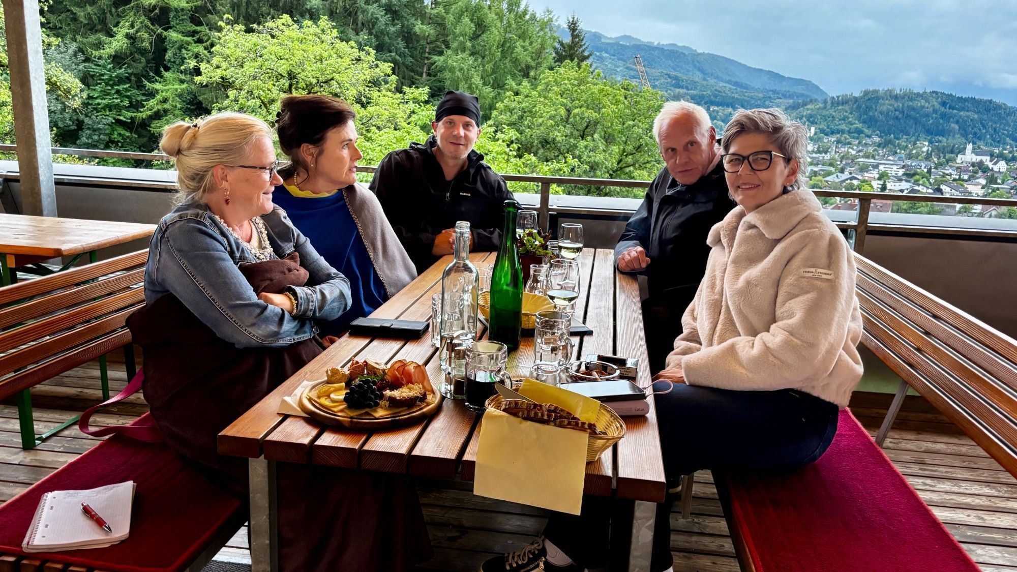 Aktive und pensionierte Mitarbeiter des LKHV feierten ihr Jahrestreffen.
