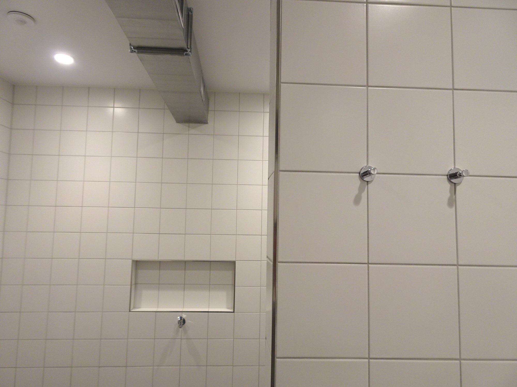 Auch in den Duschen wurden im Zuge des Neubaus Verbesserungen vorgenommen - so z.B. Duschgel-Ablagen oder Handtuchaufhänger.