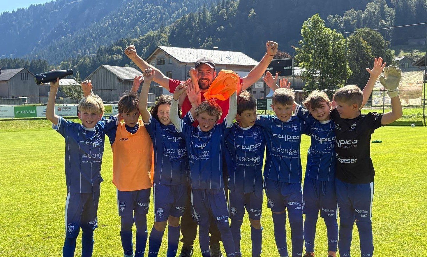 Beim Meisterschaftsauftakt konnten die Lochauer Nachwuchsteam bereits die ersten Erfolge bejubeln: Die U10 siegte in Au in einem trefferreichen Spiel mit 8:6 Toren.