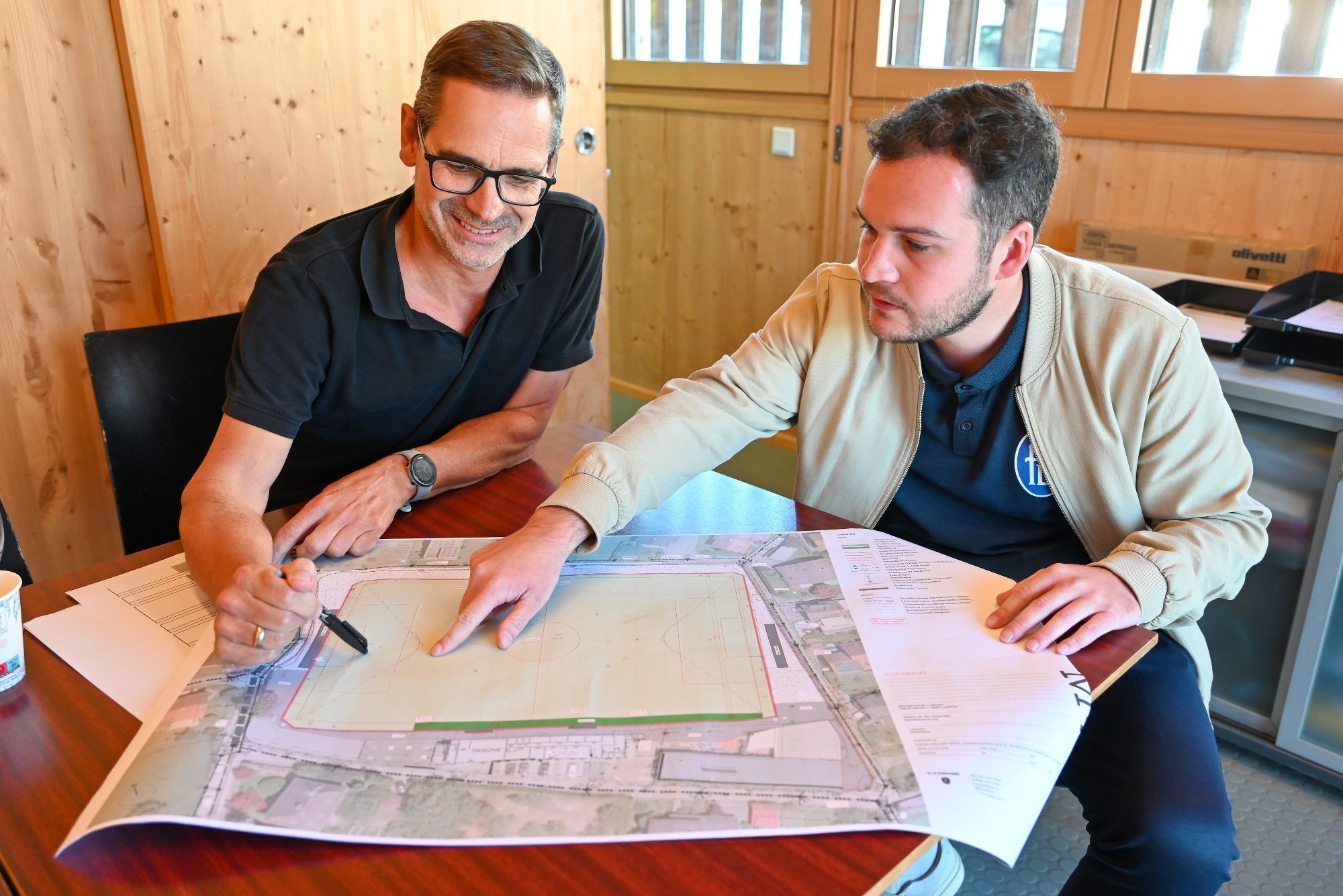 Thomas Sperger und David Grabher demonstrieren, was alles erneuert wird.