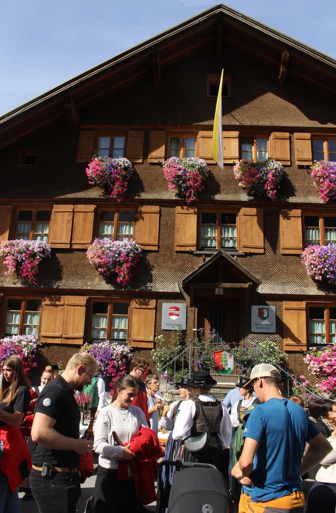 bei der Agape auf dem Kirchplatz war Kennenlernen angesagt.