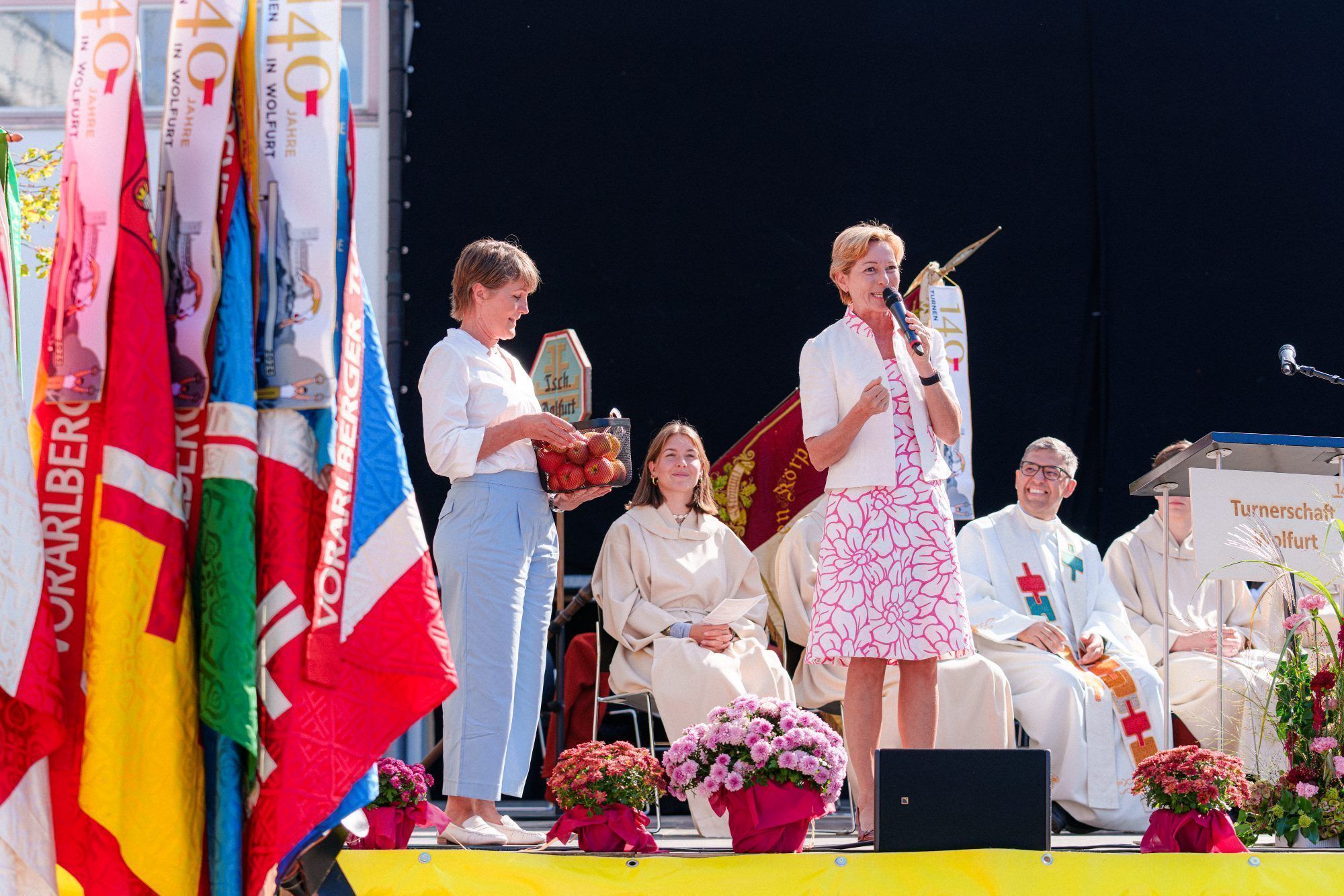 Bgm. Angelika Moosbrugger und LR Martina Rüscher gratulierten herzlich.