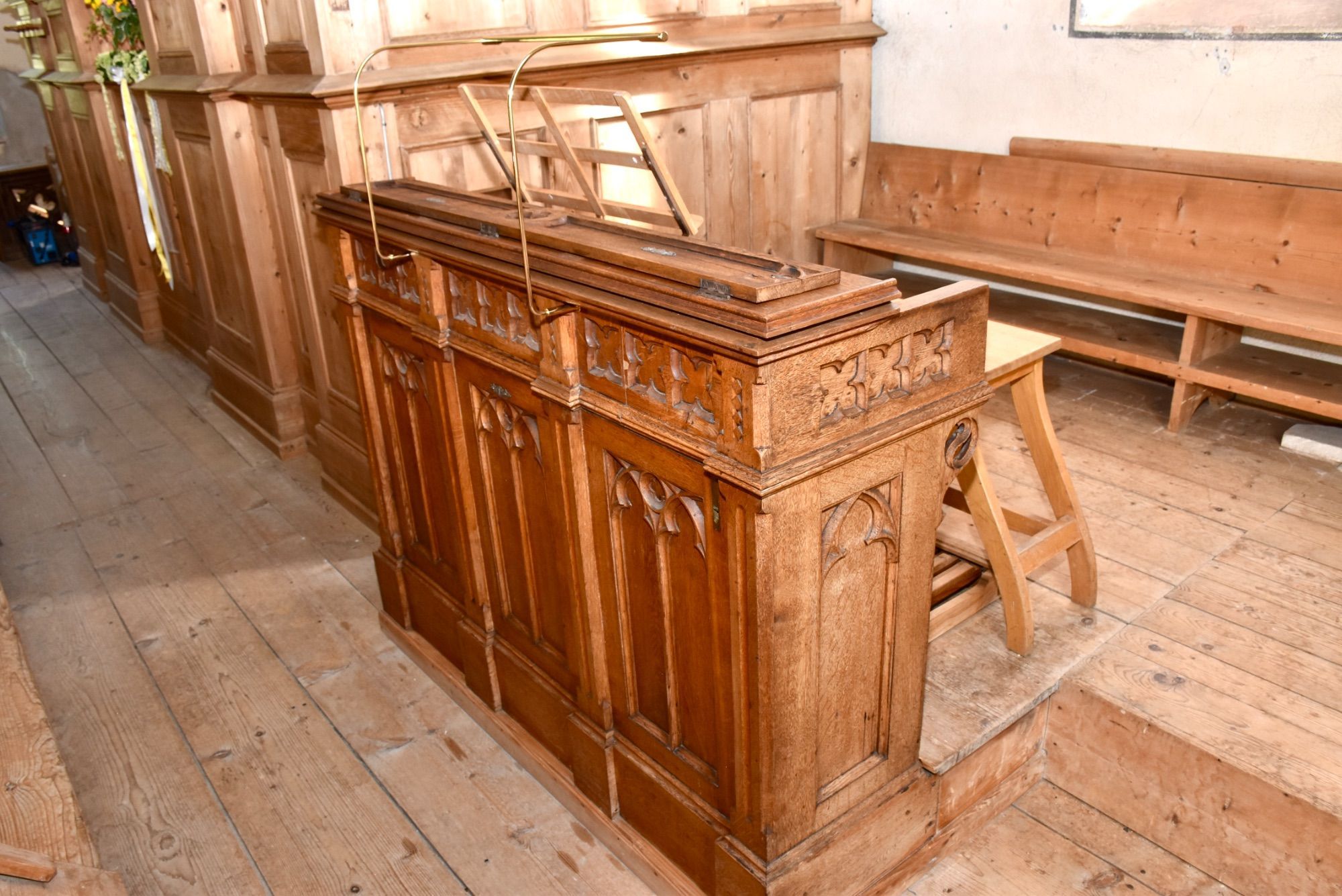 Innen- und Außenaufnahmen der Pfarrkirche Silbertal, Orgel und Orgelspieltisch.