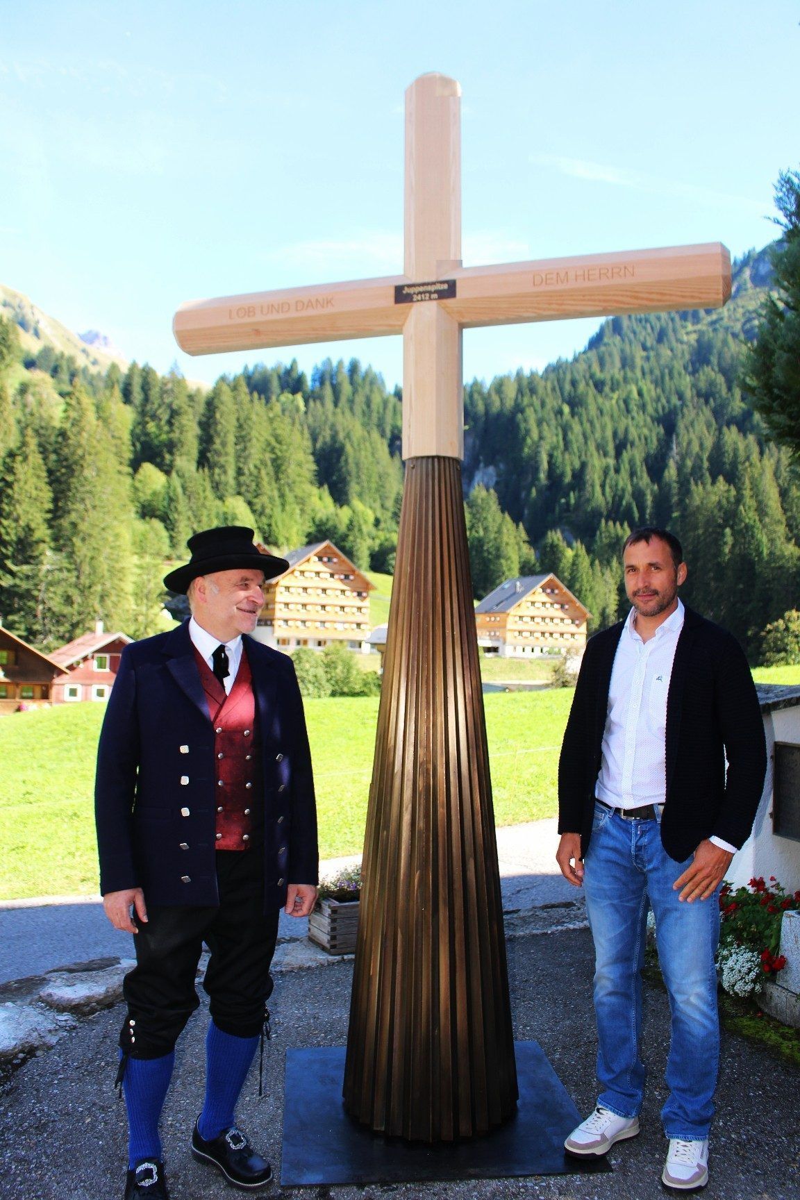 Jodok Felder (re.), der schon die Gipfelkreuze für das Rothorn (2020) und die Höferspitze (2025) fertigte, hat jetzt gemeinsam mit dem Schröckener Tischlermeister Georg Schwarzmann und dessen Söhnen Paul und Jakob das spezielle Gipfelkreuz für die Juppe gefertigt.