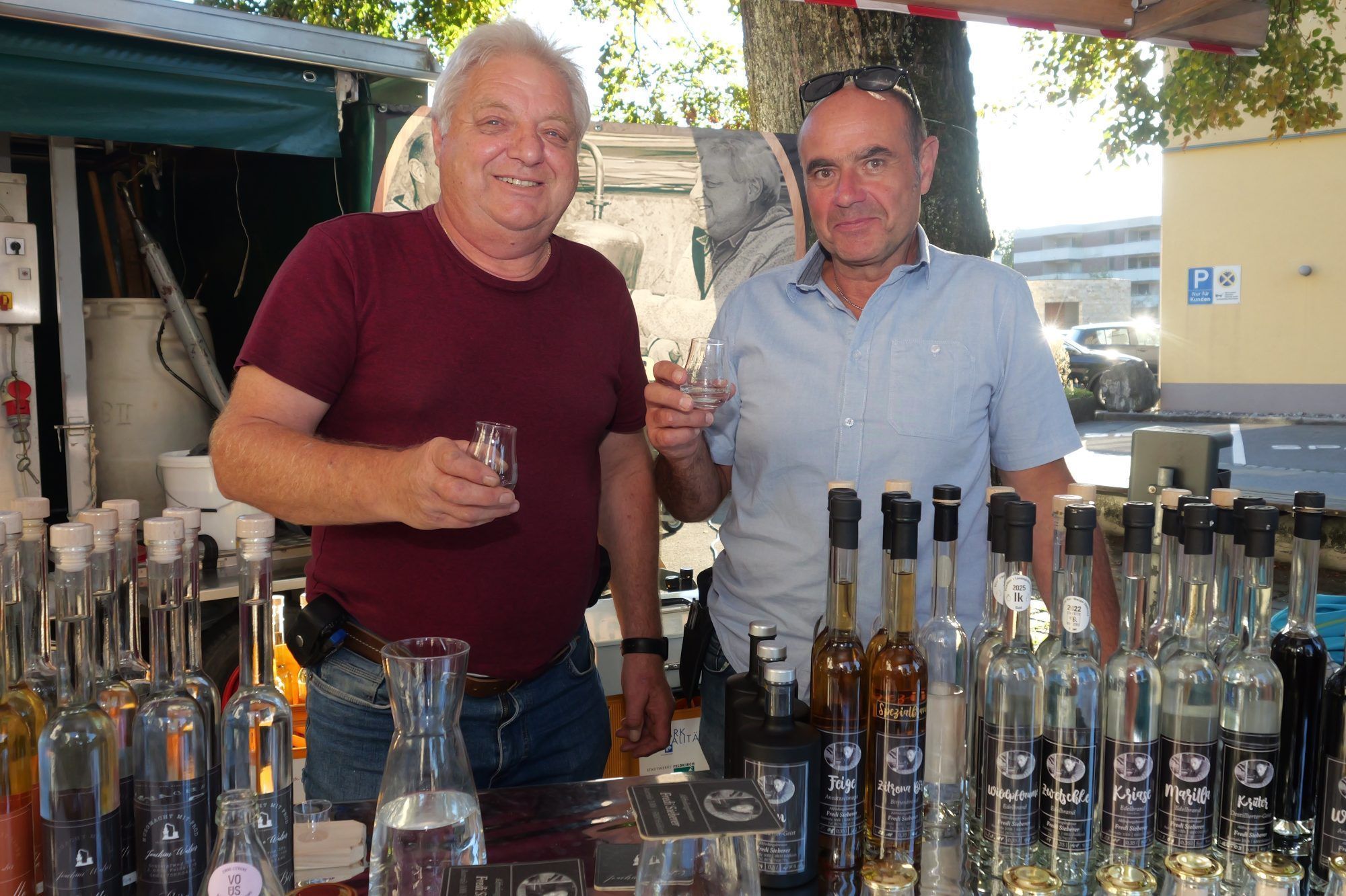 Fredy Sieberer und Joachim Walser am Brennereistand.