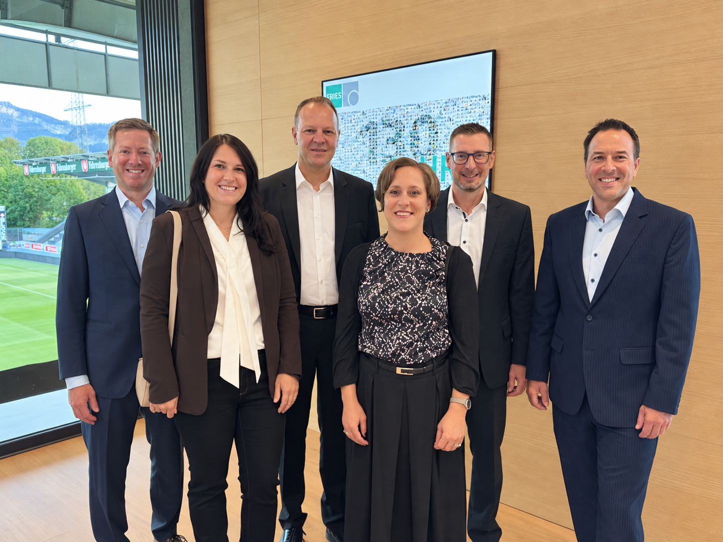 GF Gerhard Bertsch mit Sara, Betriebsleiter Markus Grabher, Finanzchef Stefan Kollreider mit Rebecca und Business Unit Manager Mario Leitner bei der Jubiläumsfeier.