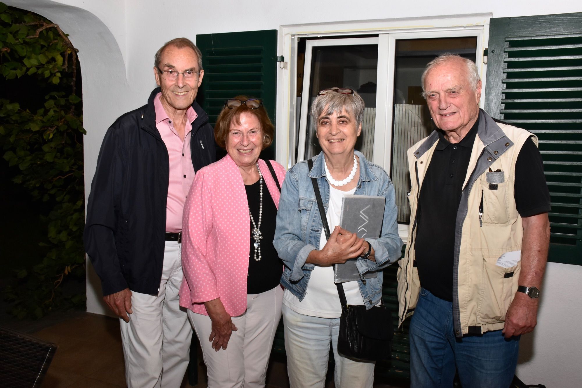 Walter und Brigitte Martin, Waltraud und Thomas Breth am Ende des Vernissageabends beim Eingang zur MAP Kellergalerie.