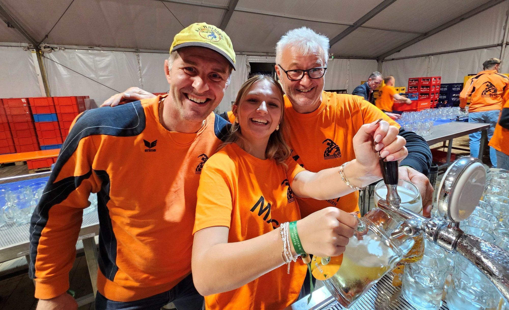 Zahlreiche Vereine aus dem ganzen Leiblachtal sind beim „Hoffest“ der Feinbrennerei Prinz als willkommene Helfer im Festeinsatz.
