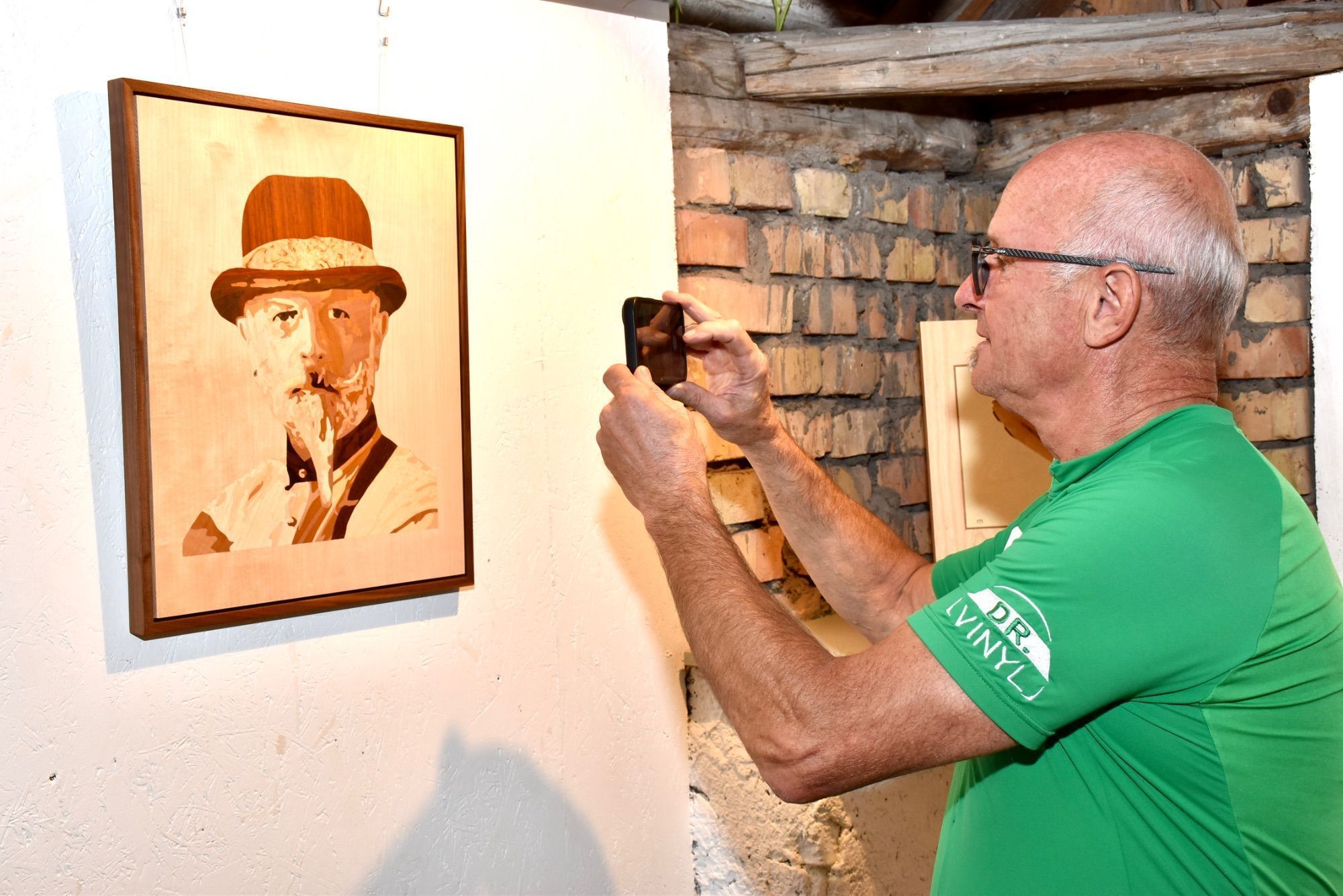 Gut beschildert war das Offene Sommeratelier im Betriebsgebiet Hängender Stein 4 in Ludesch. Die kleine Kunstoase lud zum Verweilen ein. Helmut Obexer schaute Markus Khüny interessiert über die Schultern. Daniel und Tiffany holten im Sommeratelier die beim Künstler in Auftrag gegebene Intarsienarbeit mit dem Wappen ihrer Familie - zufälligerweise auch Khüny - ab.