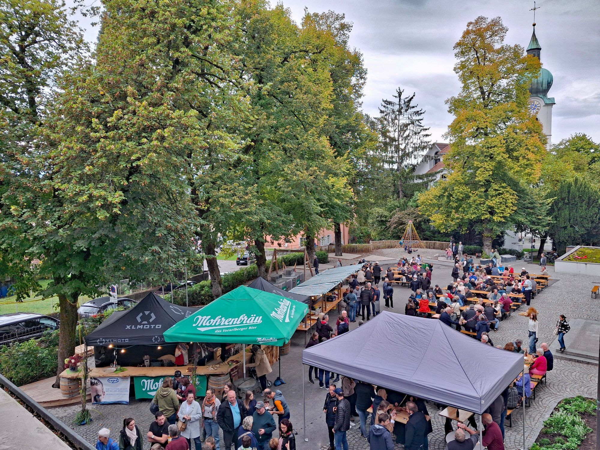 Beim Oktoberdorf wird der Schulplatz zur Festmeile für die ganze Familie.