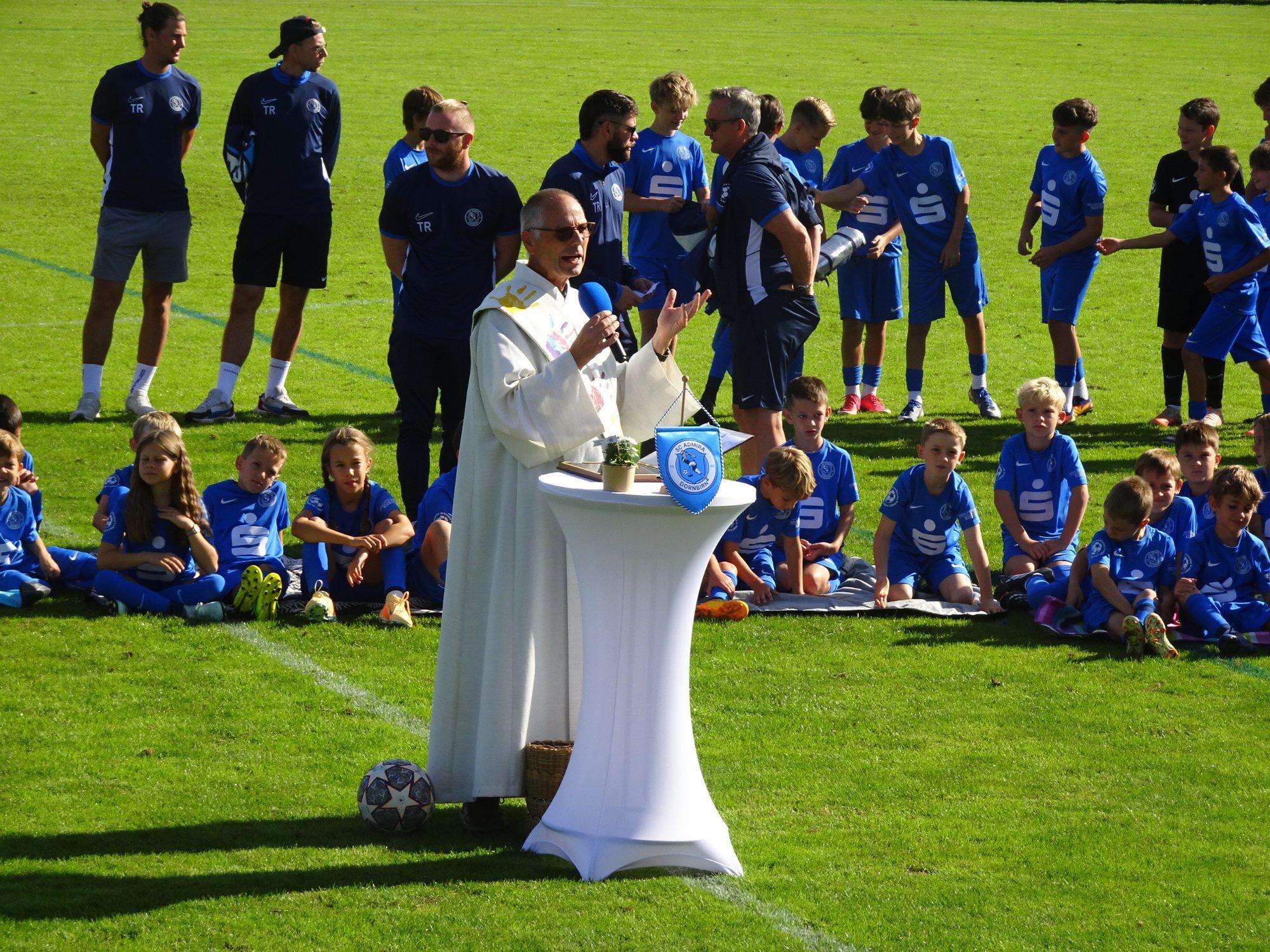 Diakon Hugo Fitz hielt eine stimmungsvolle und sehr bewegende Messe zur offiziellen Eröffnung und Segnung des Clubheims.