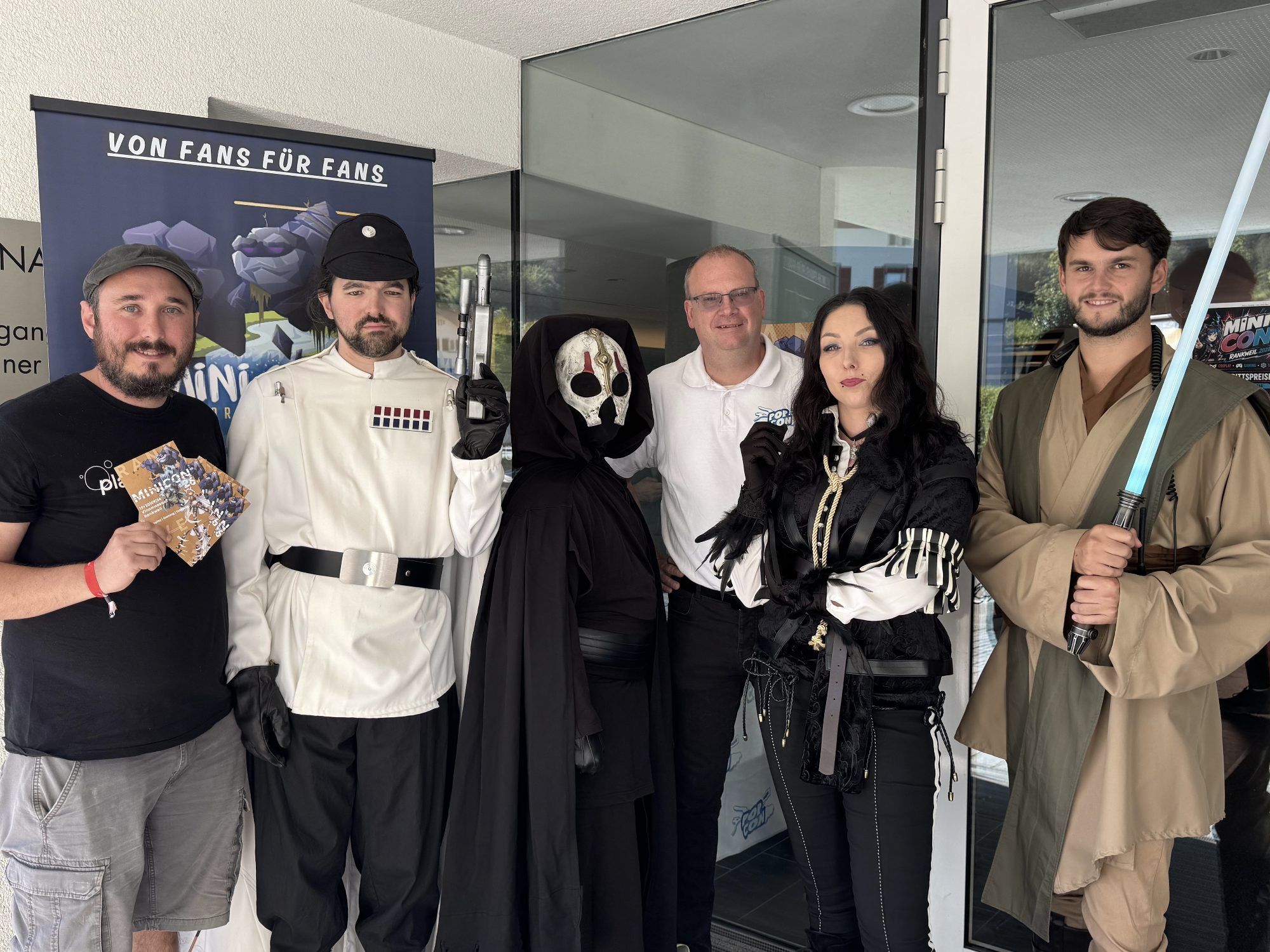 Geschäftsführer Marcel Matt (Offenen Jugendarbeit Rankweil) und Alexander Karnitschnig mit einigen Cosplayern bei der Minicon.
