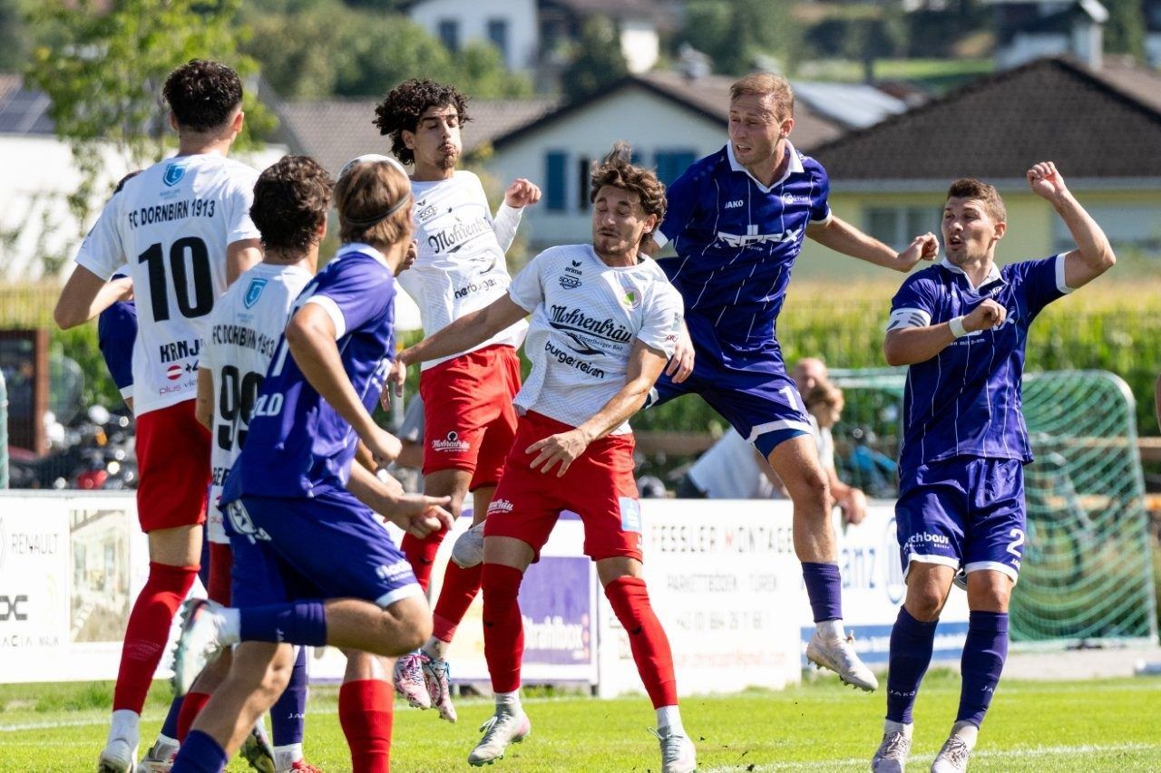Derbyszenen Röthis gegen Dornbirn. VN-SERRA/8