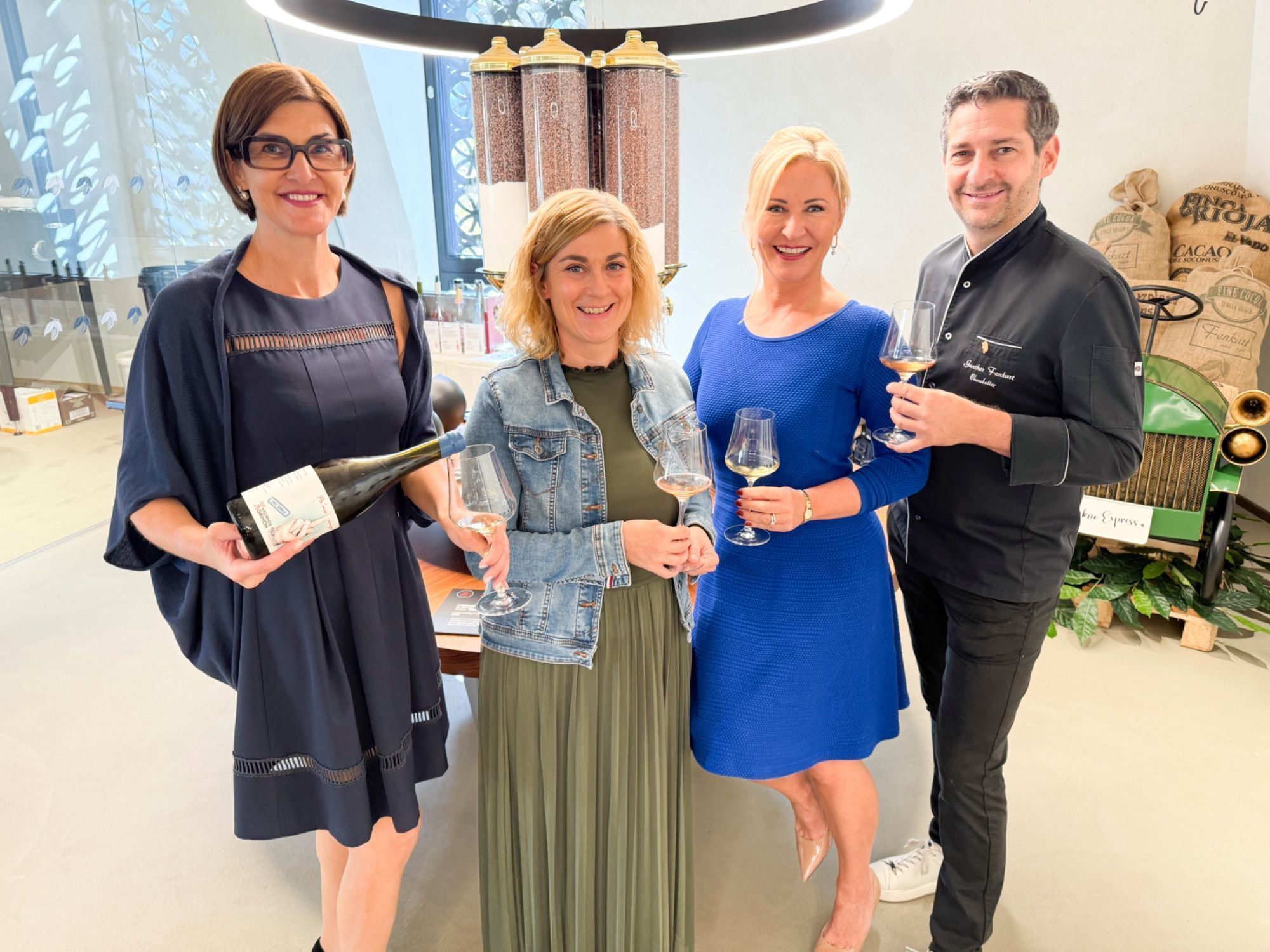 Beate Espinoza-Mayr, Jasmin Hofstädter und Petra mit Gunther Fenkart zeigten die Harmonie zwischen Schokolade und Wein