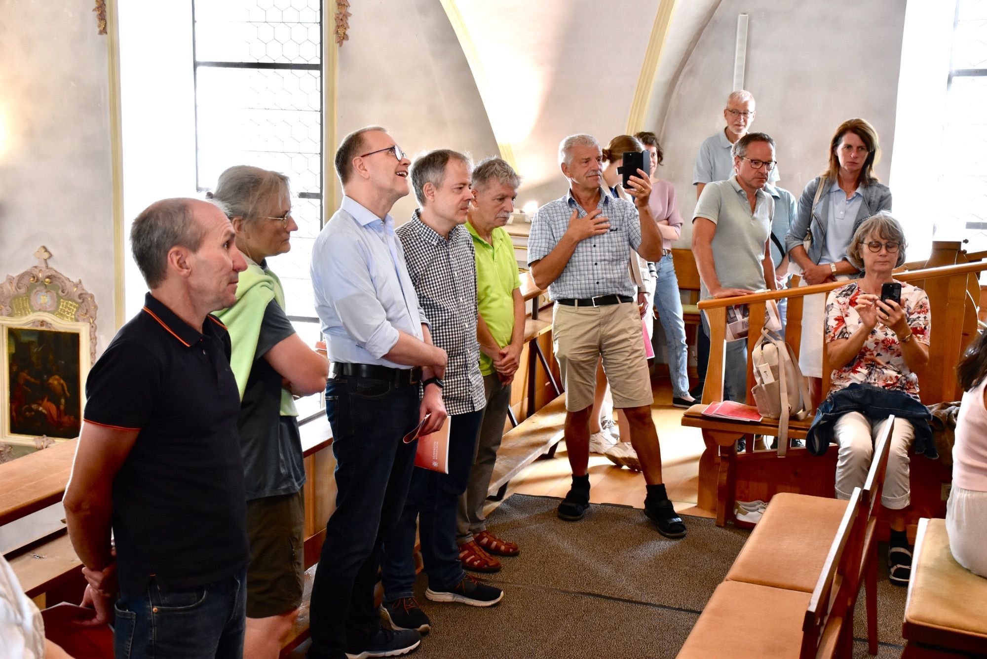 Das Publikum war eingeladen, sich die Orgel der Pfarrkirche St. Gallenkirch aus der Nähe zu betrachten bzw. sogar auf der Orgel zu musizieren.
