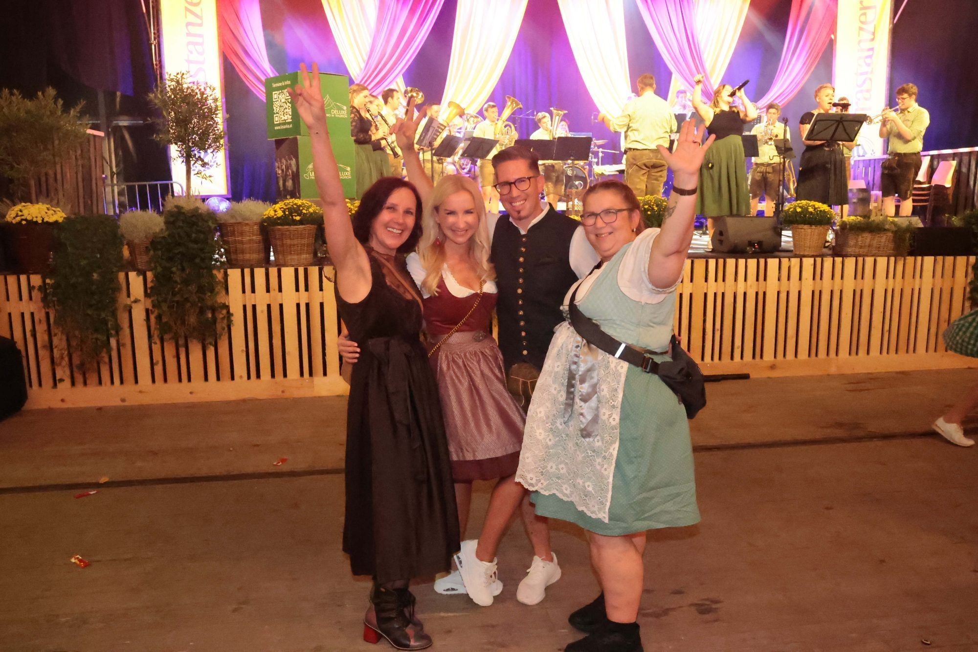Stanka, Lucia, Lukas und Sarah auf der Tanzfläche.