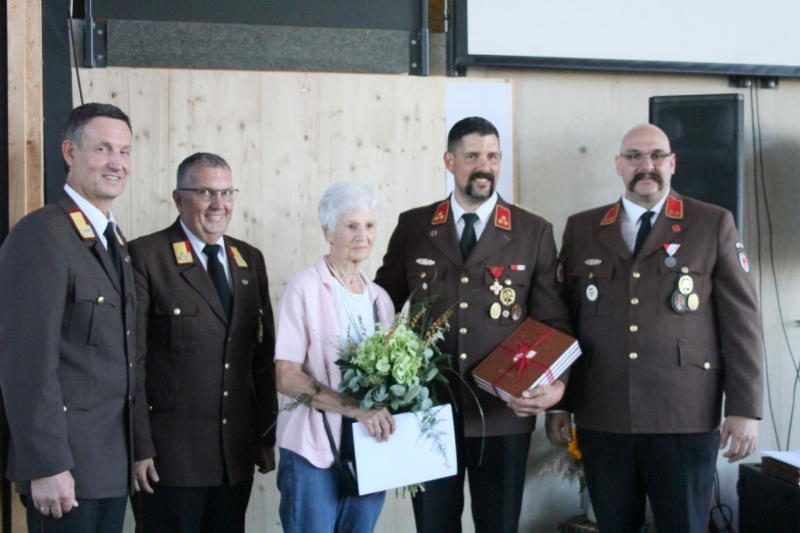 Renate Stenzel erhielt ein Buch 150 Jahre FW Sulz.